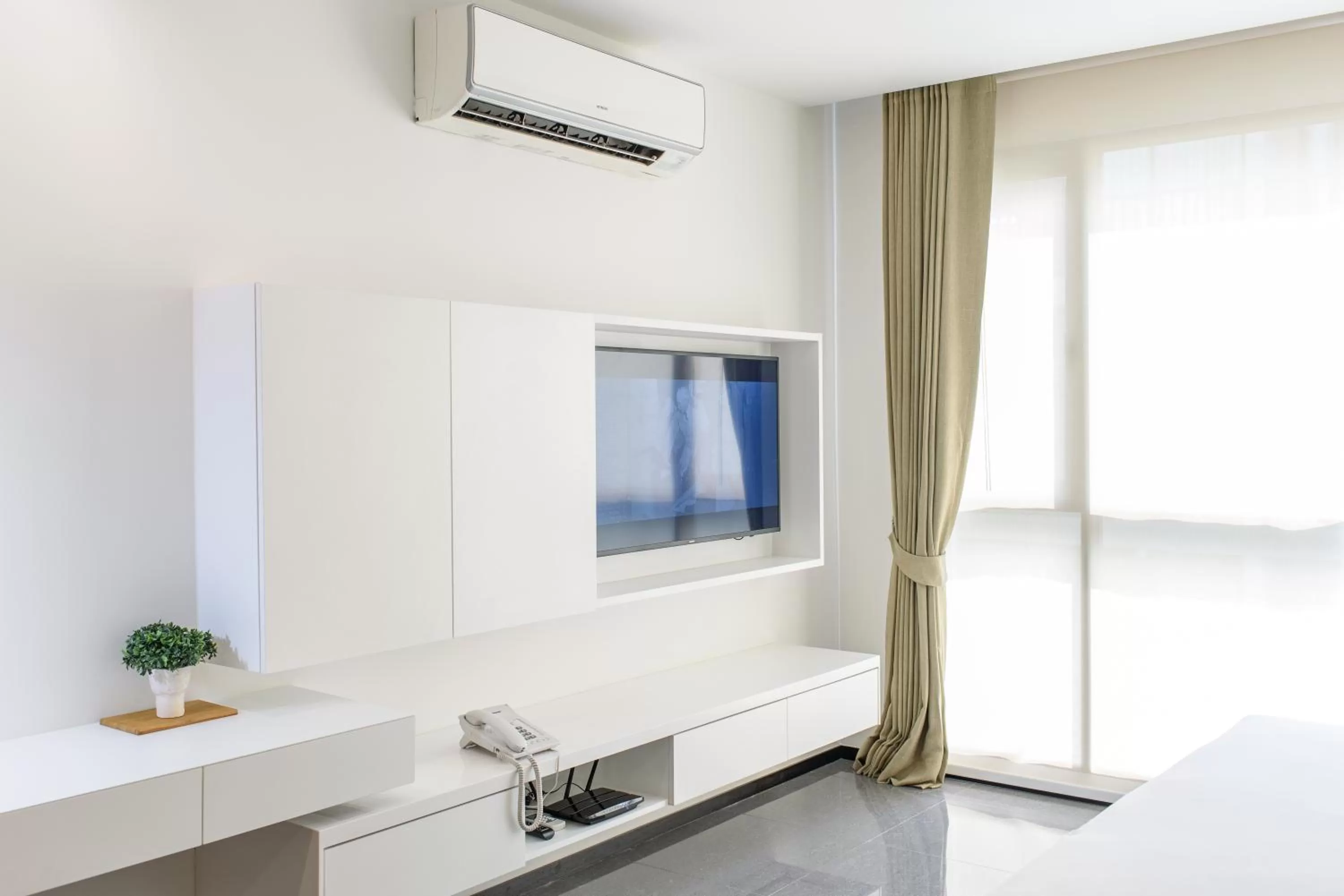 TV and multimedia in Alix Bangkok Hotel