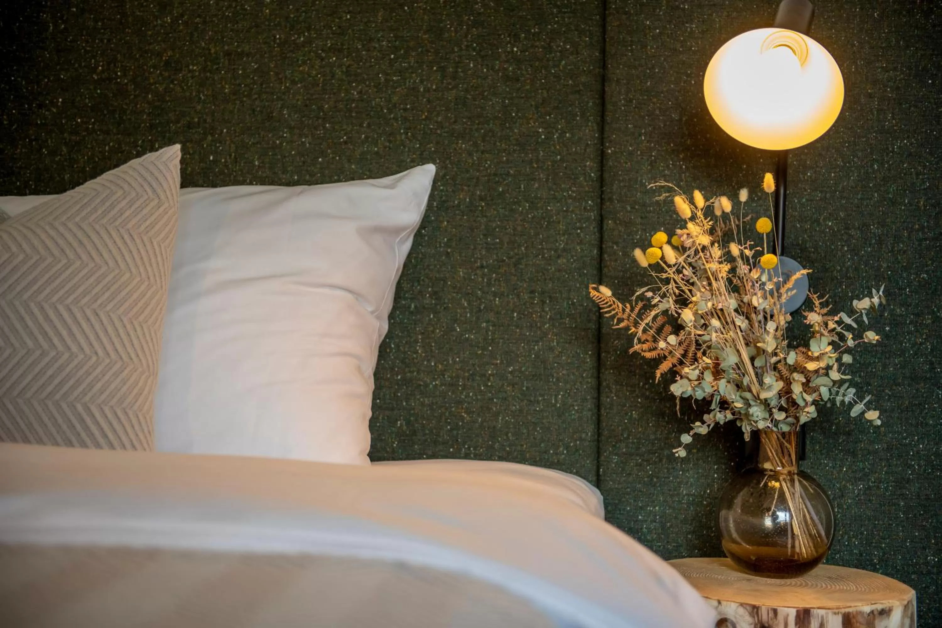 Photo of the whole room, Bed in Flem Mountain Lodge