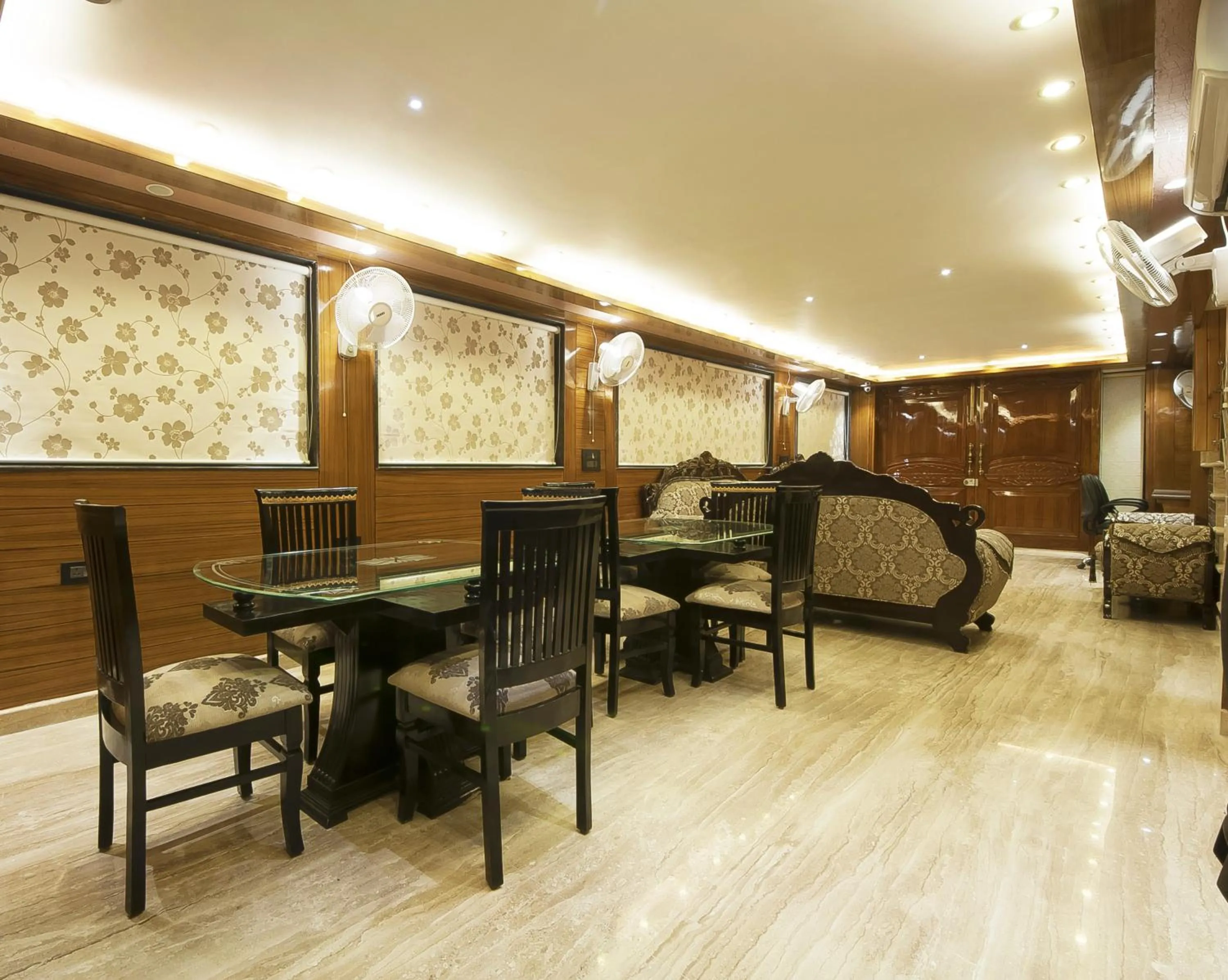 Dining area in Wood Castle Grand