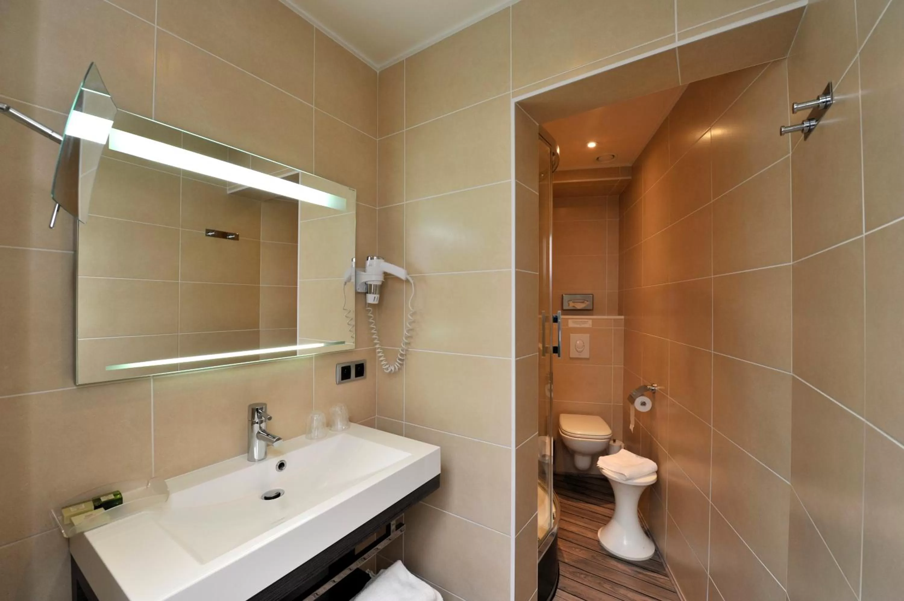 Bathroom in LOGIS Hôtel de Bourgogne - Mâcon