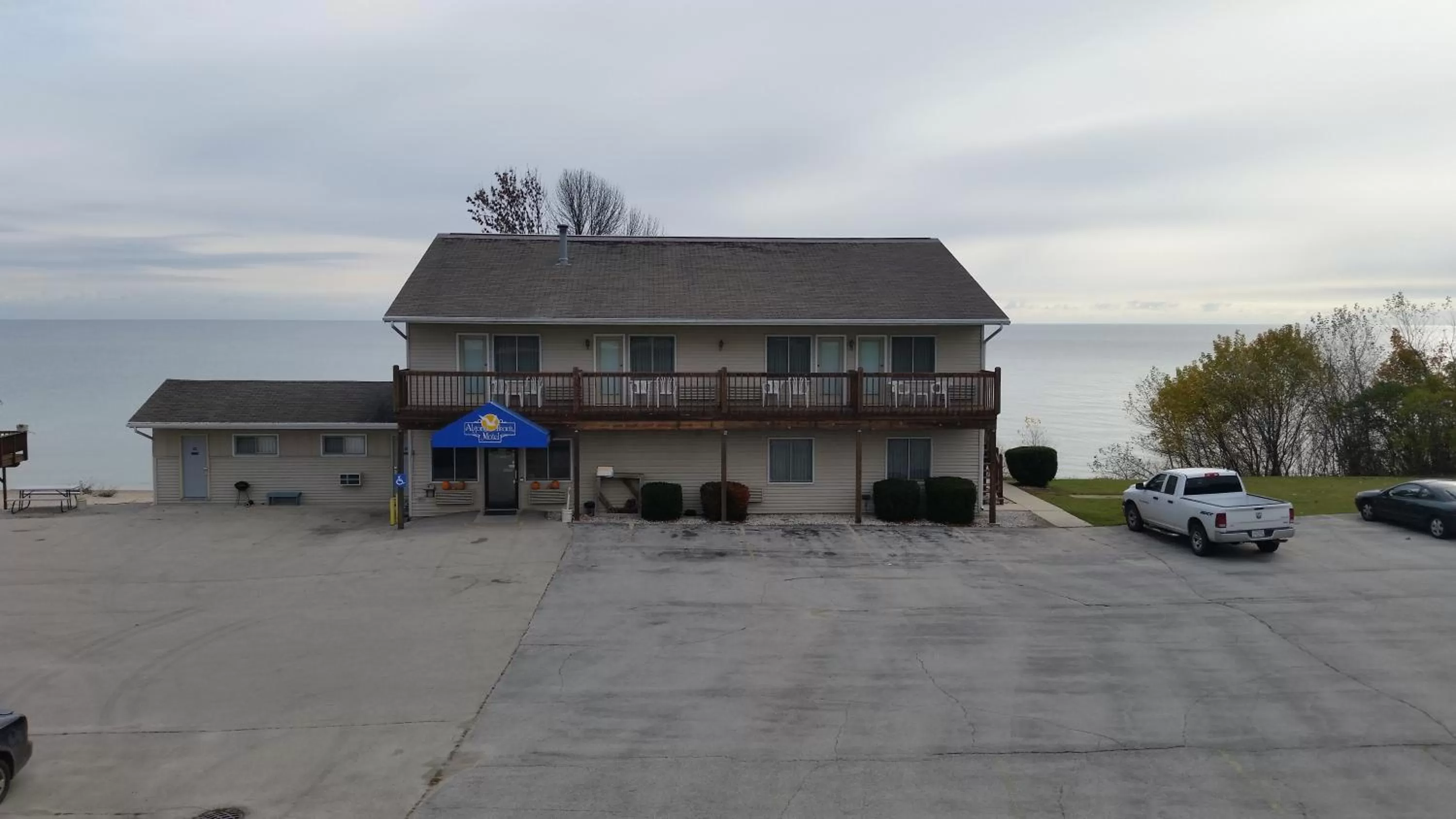Facade/entrance in Algoma Beach Motel