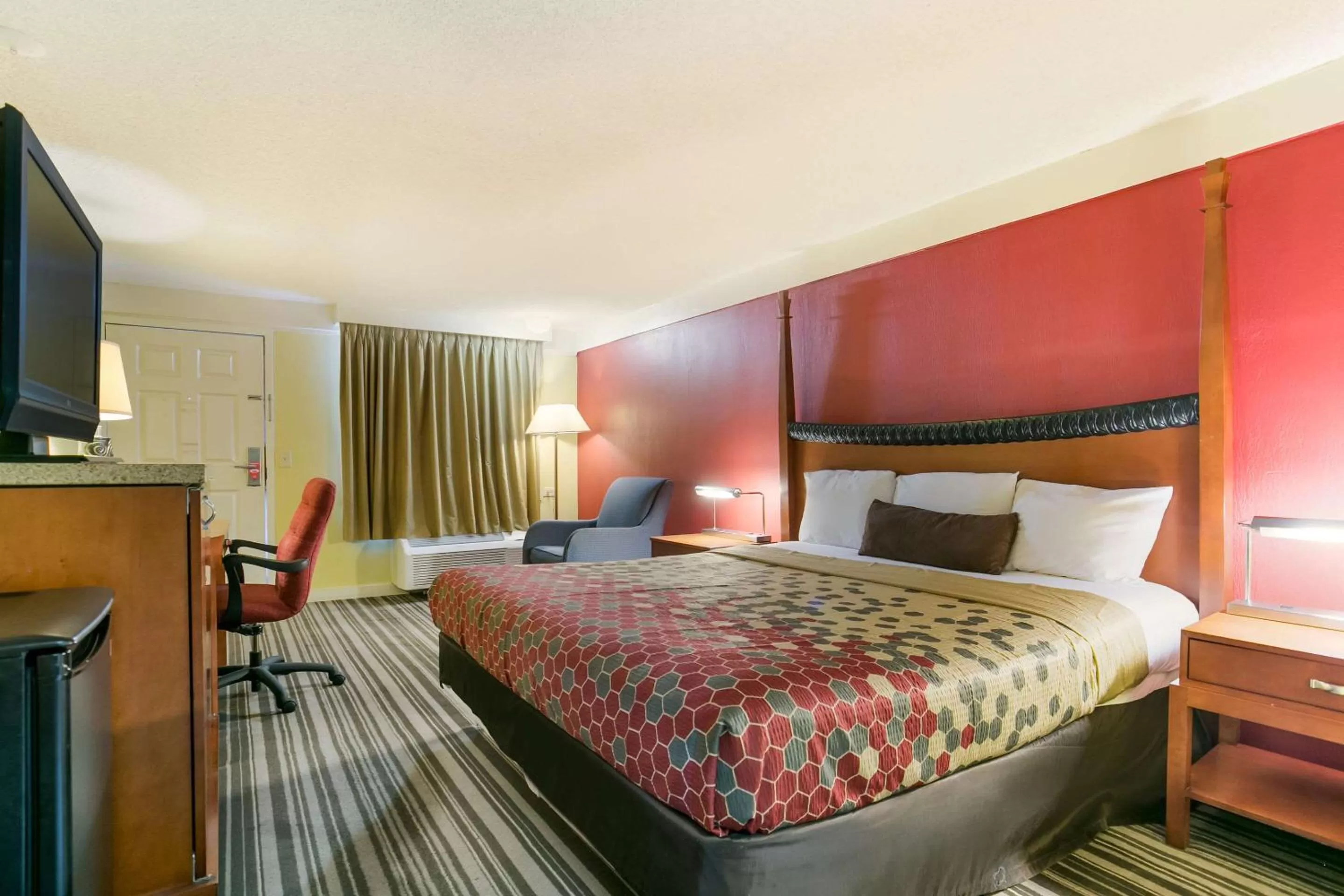 Photo of the whole room, Bed in Econo Lodge Frederick I-70