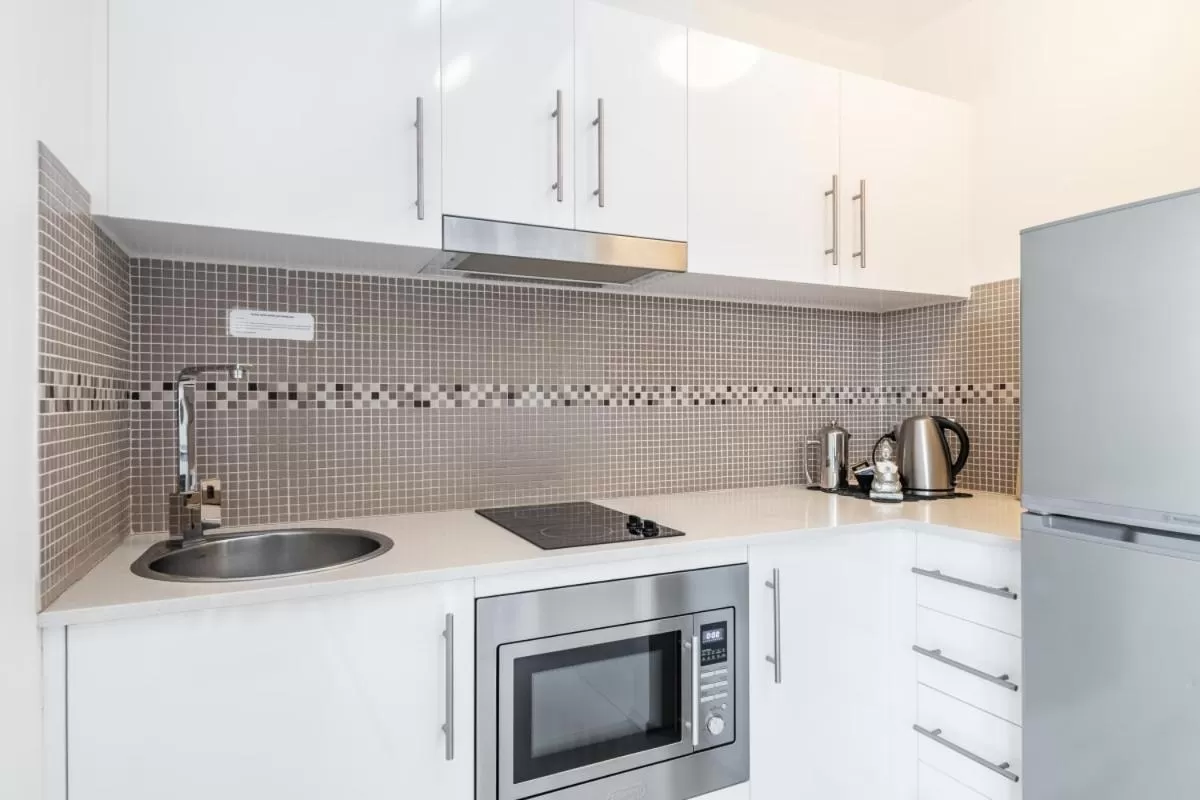 Kitchen or kitchenette in Byron Central Apartments