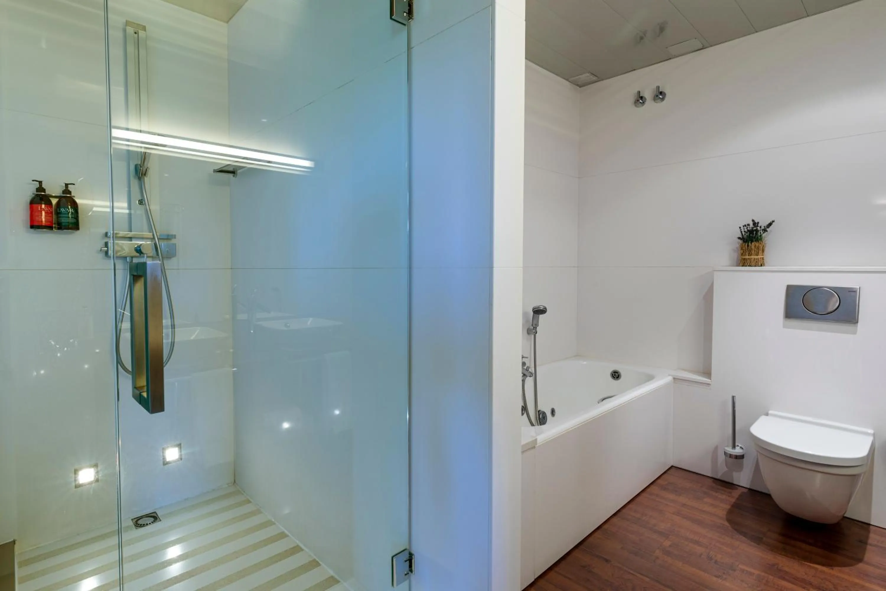 Shower in Hotel del Prado