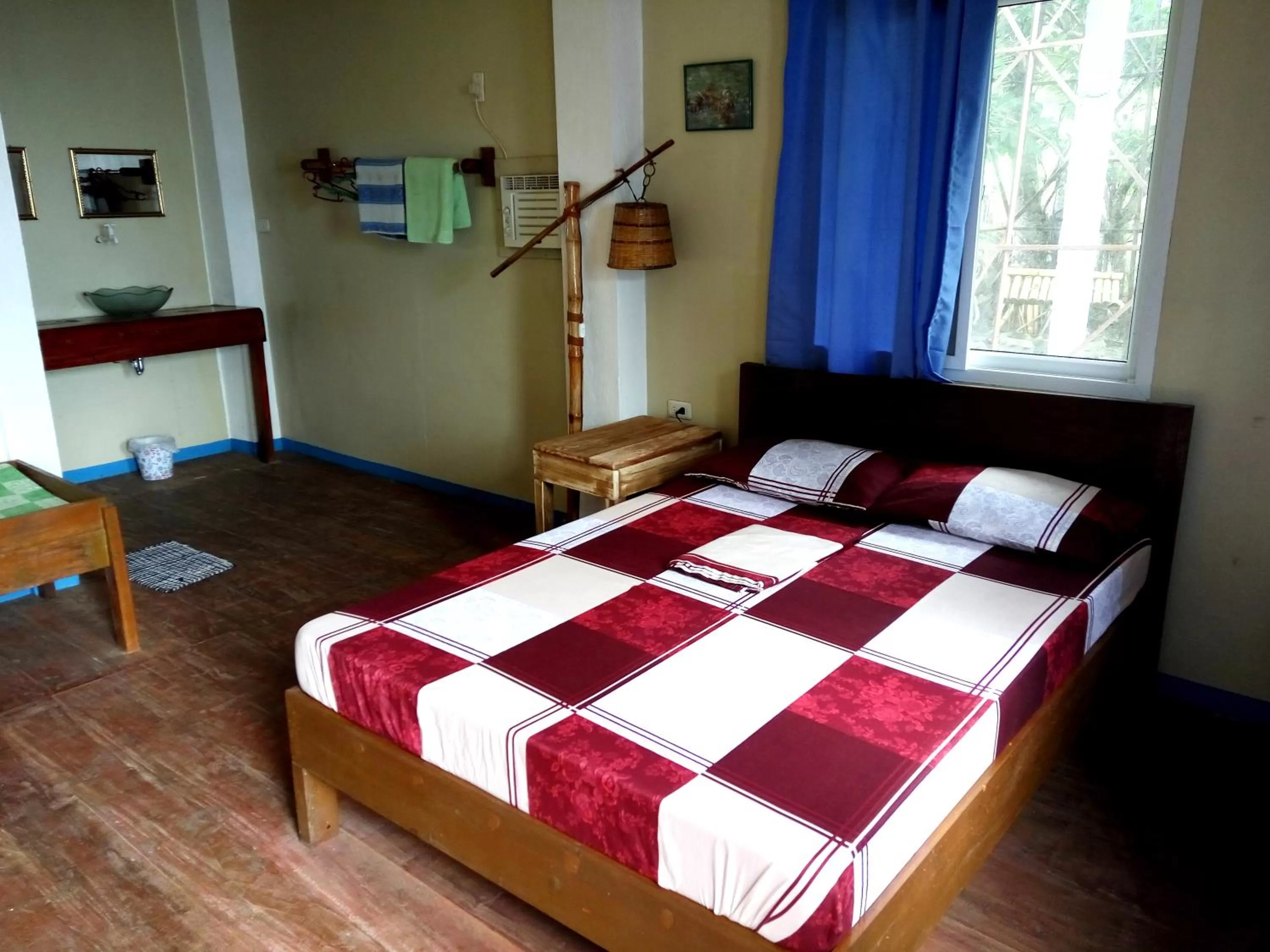 Bed in Paseo Del Mar Seaside Inn