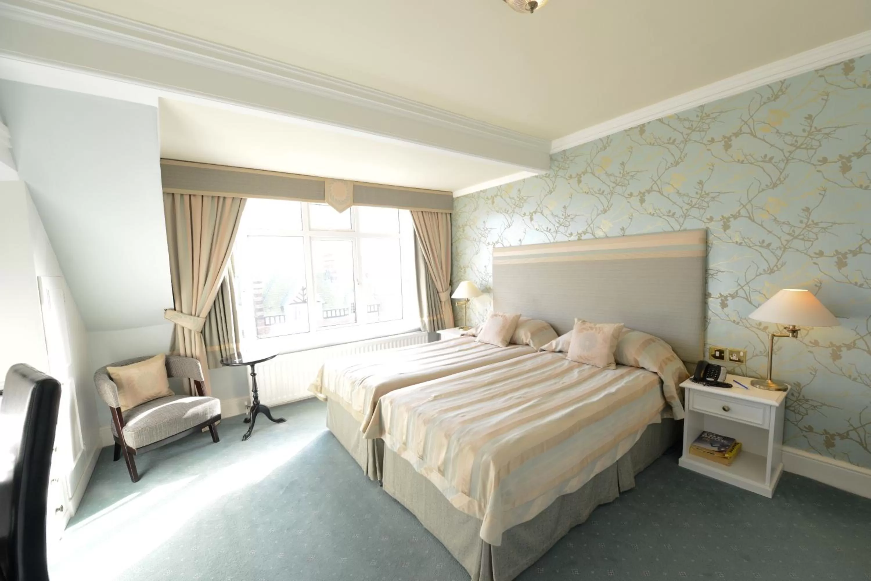 TV and multimedia, Bed in Burlington Hotel, BW Premier Collection by Best Western