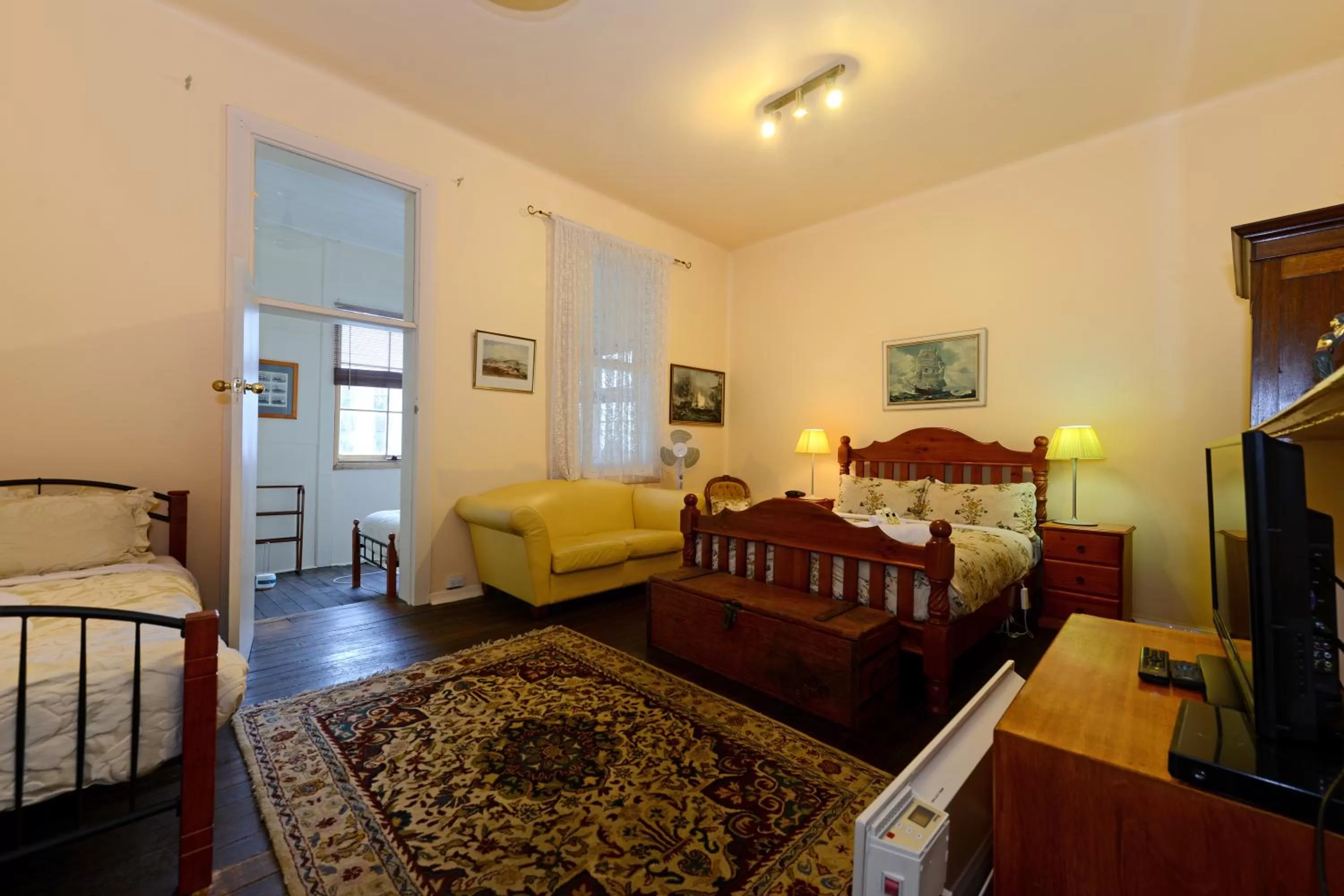 Bedroom, Bed in Edinburgh Gallery Bed & Breakfast