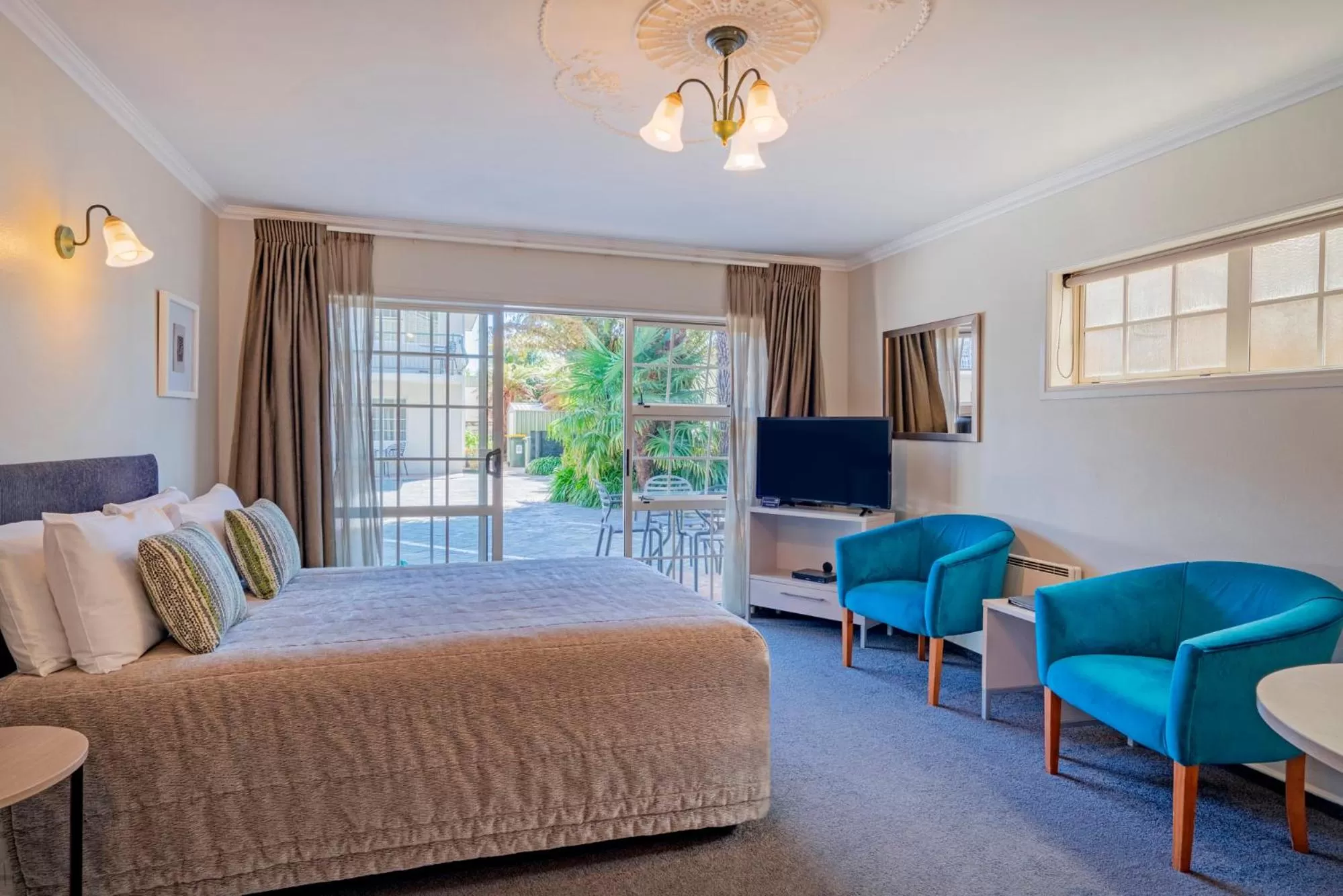 Photo of the whole room, Bed in Silver Fern Rotorua Suites & Spa
