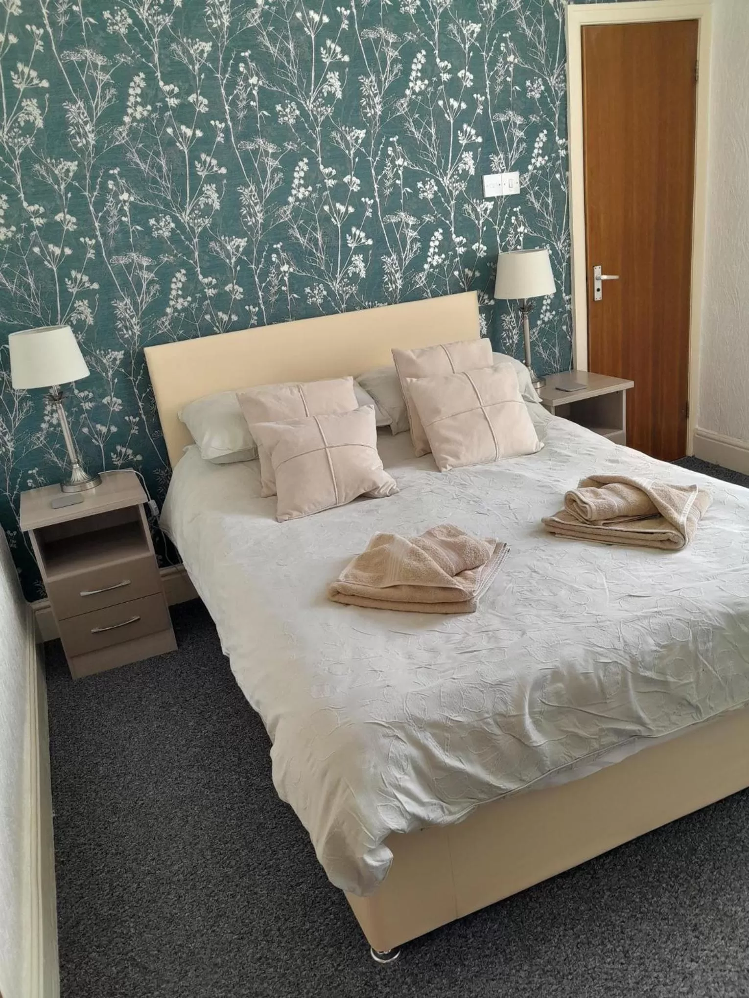 Shower, Bed in Legends Hotel