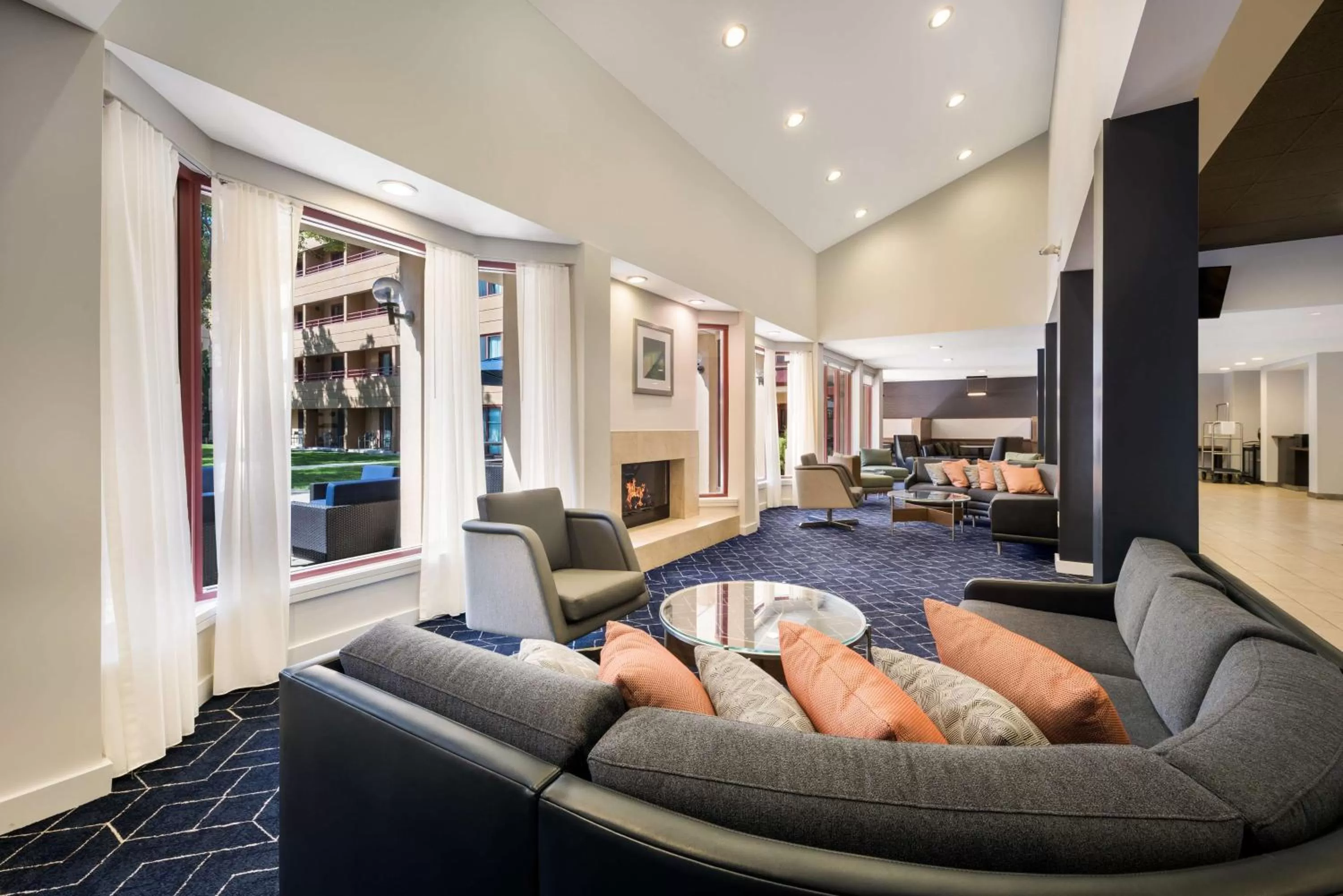 Lobby or reception in Sonesta Select San Jose Airport