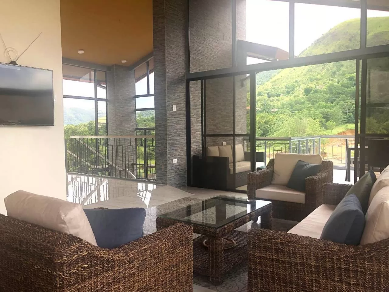 Restaurant/places to eat in Bella Villa Coron