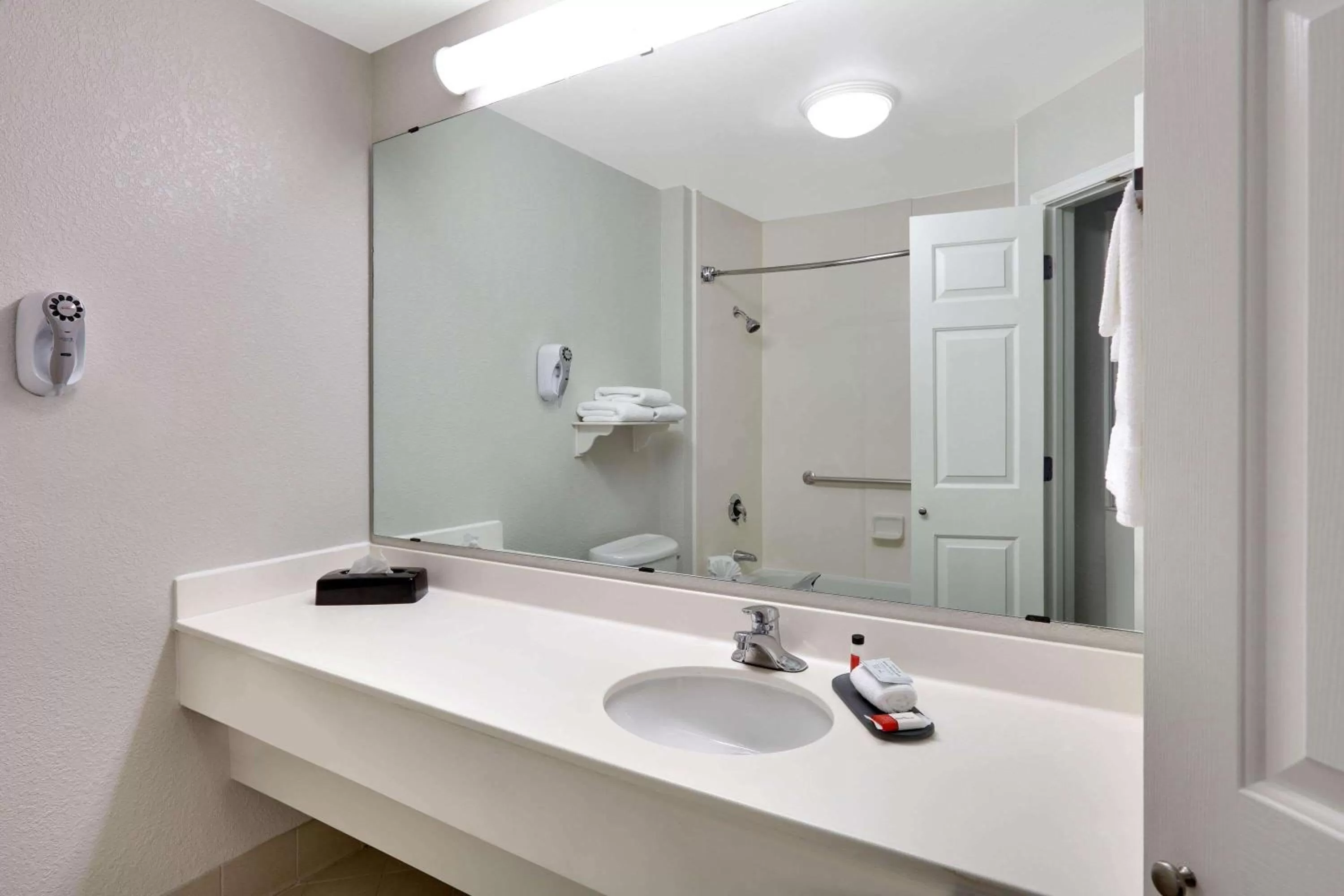 Bathroom in La Quinta by Wyndham Dallas North Central