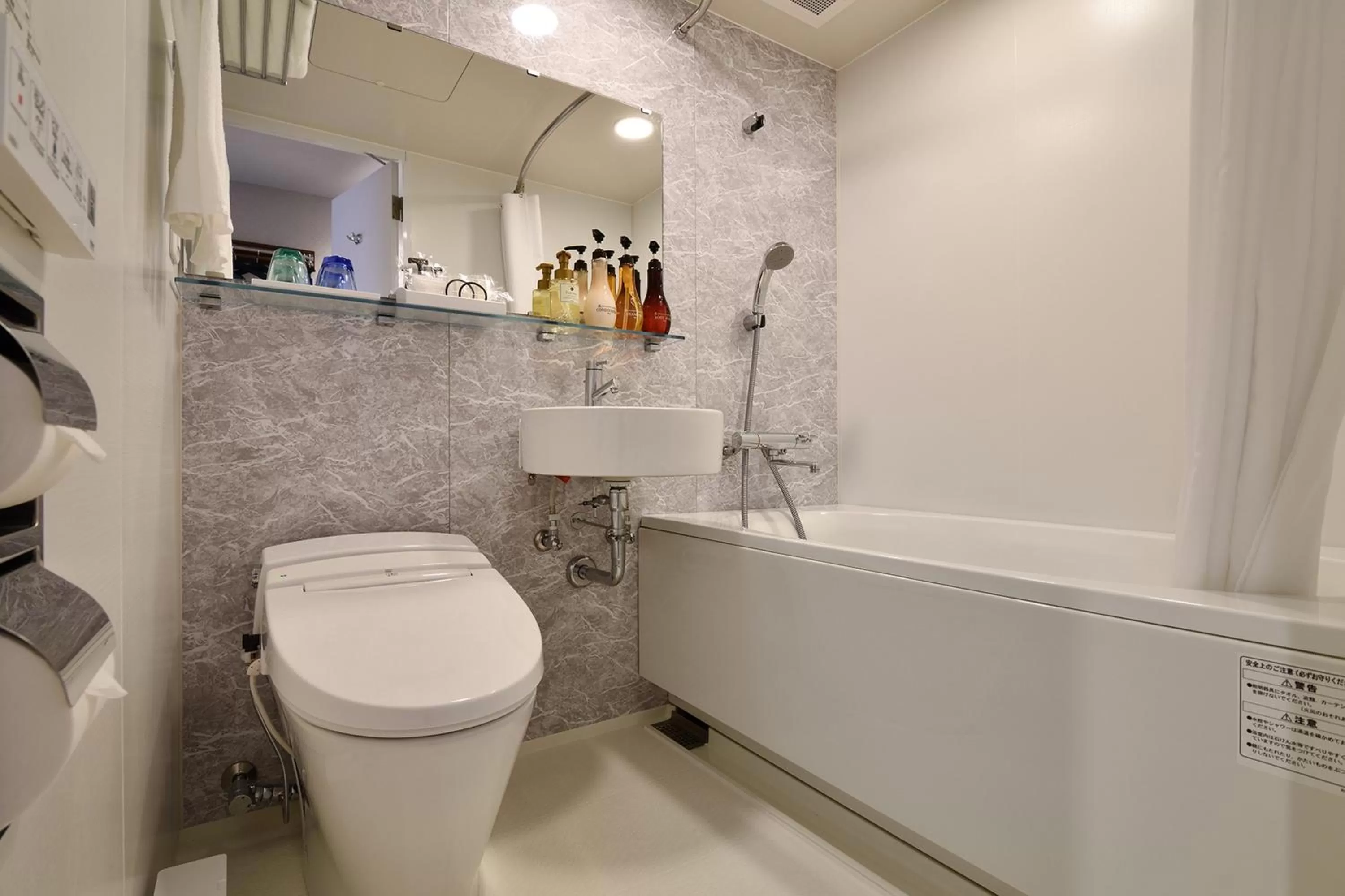 Shower in The BREAKFAST HOTEL Fukuoka Nakasu