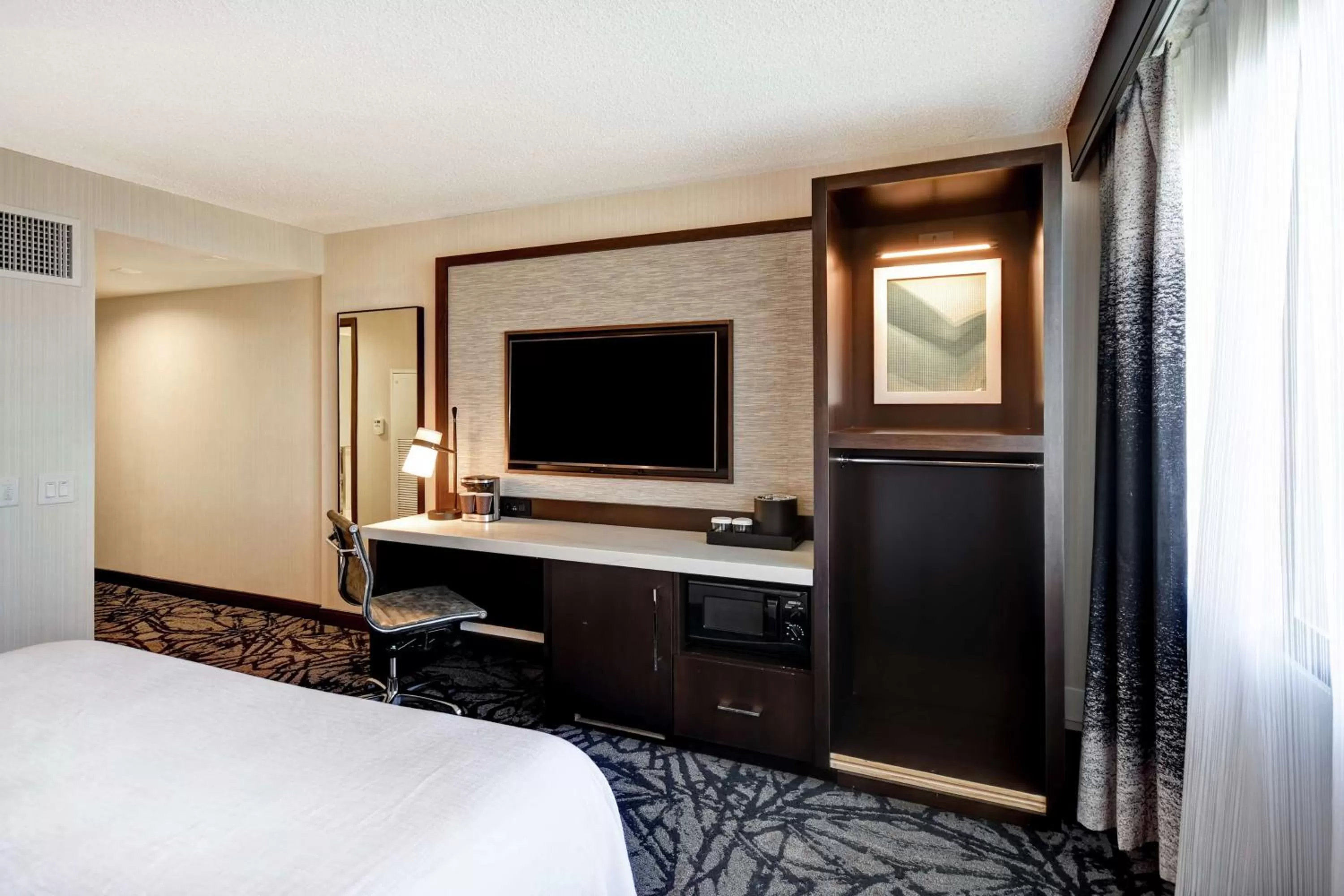 Bed in Embassy Suites by Hilton Santa Clara Silicon Valley