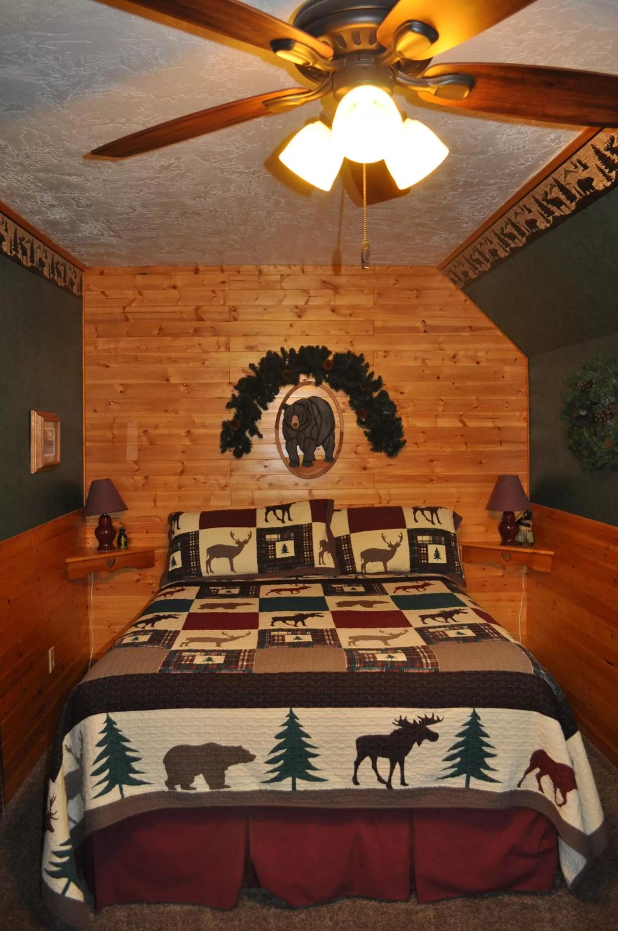 Bedroom, Bed in Rocky Ridge Country Lodge