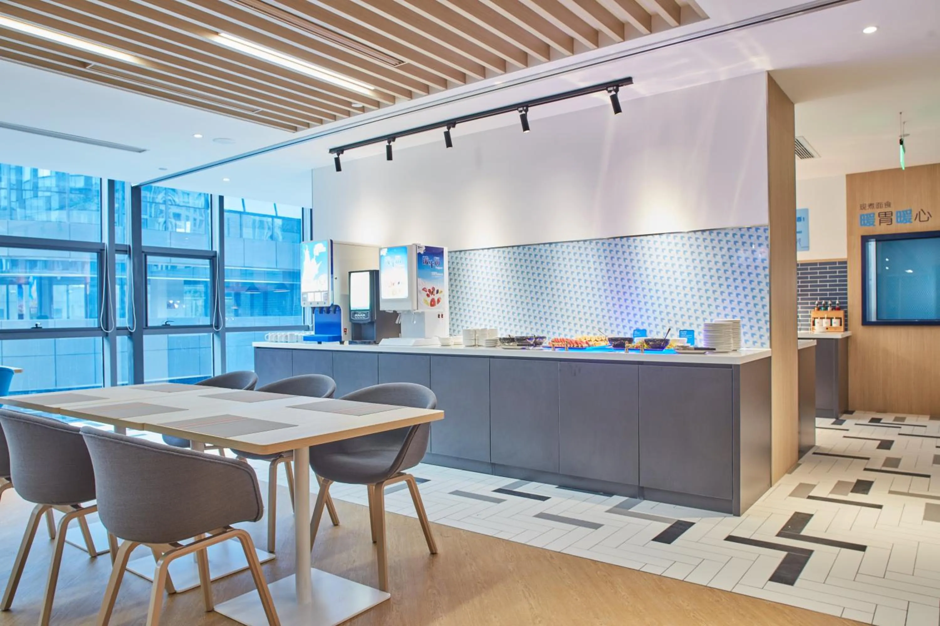 Restaurant/places to eat in Holiday Inn Express Hangzhou Jiuzhou by IHG