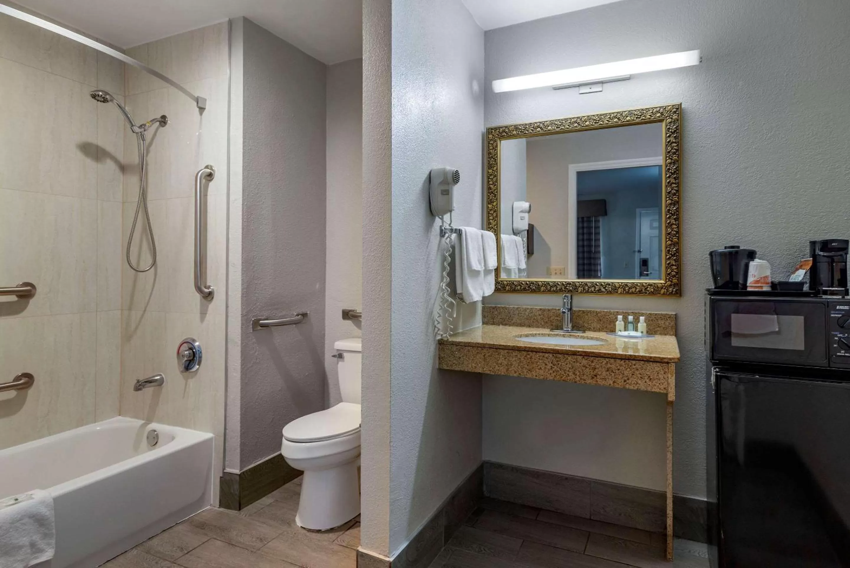 Bathroom in Quality Inn Covington