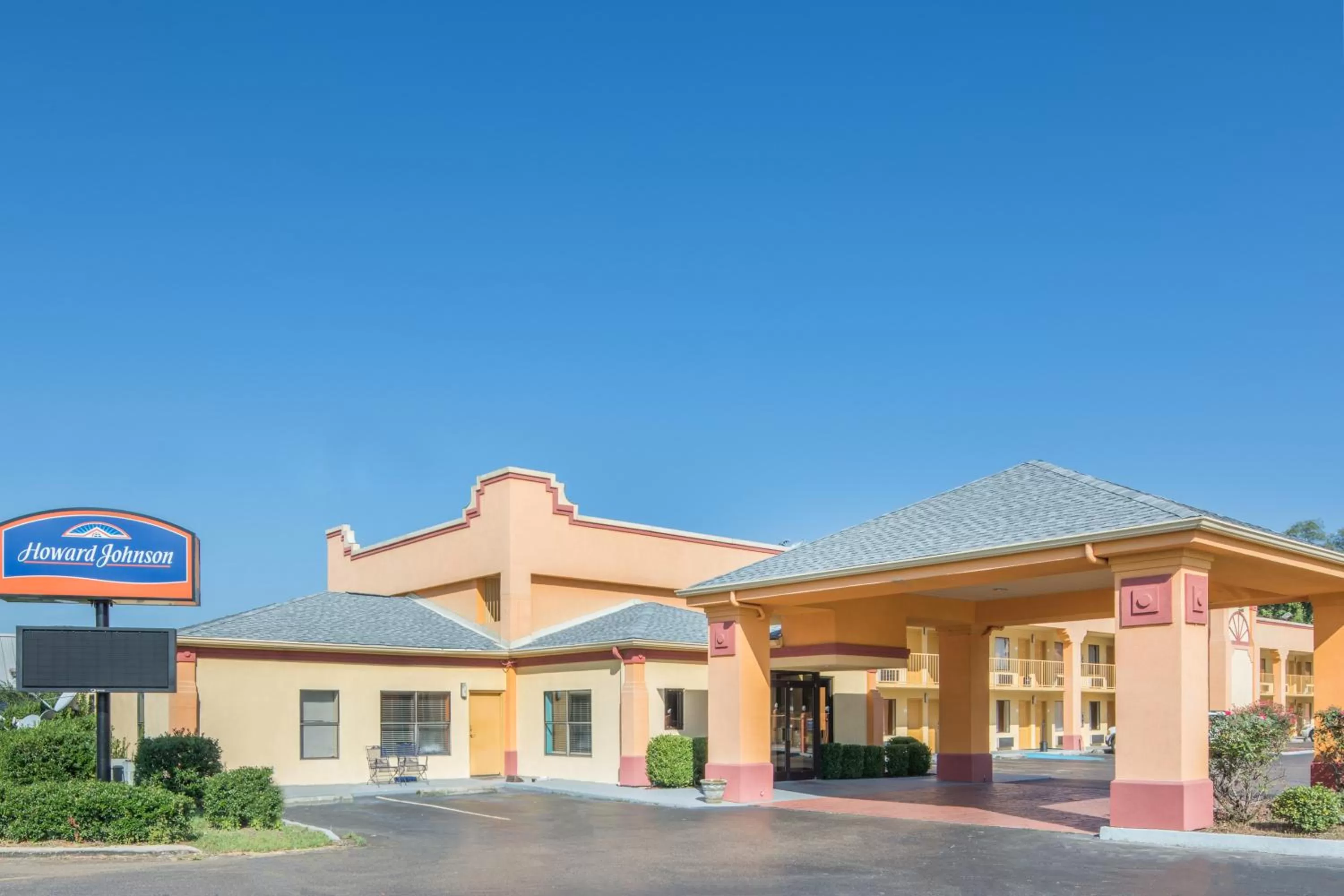 Facade/entrance in Howard Johnson by Wyndham Vicksburg
