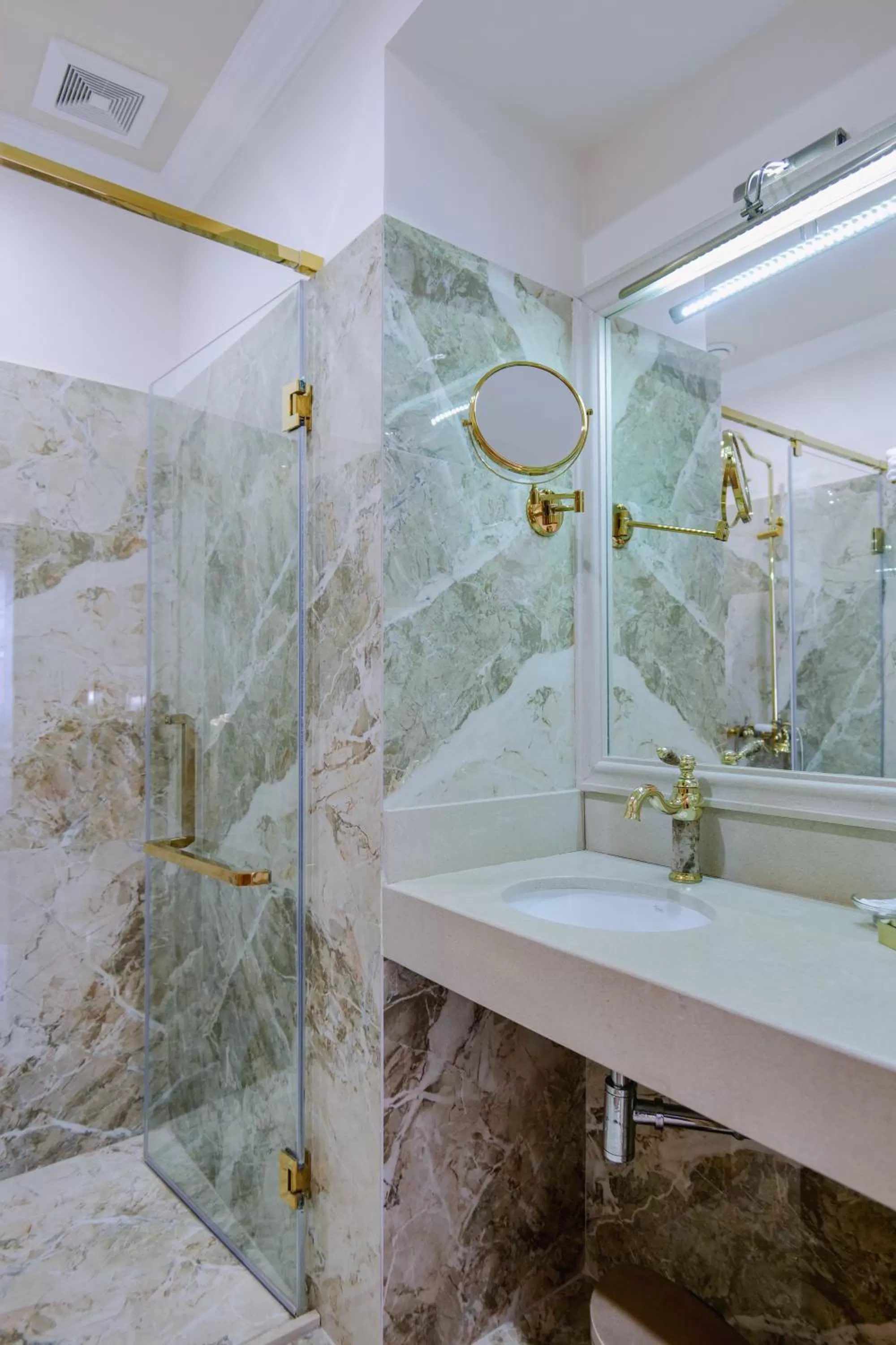 Shower in Hotel Boka