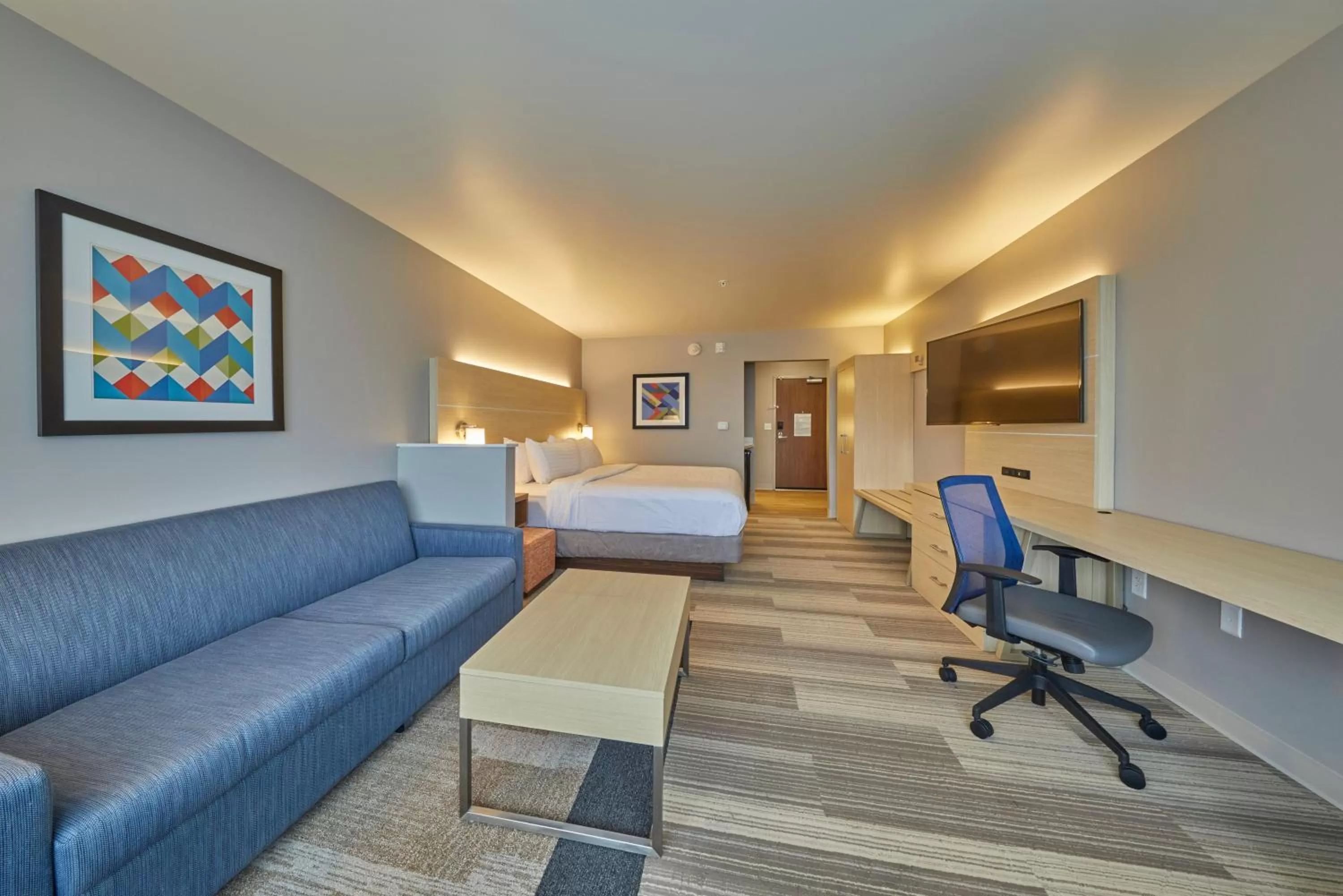 Photo of the whole room, Bed in Holiday Inn Express & Suites - Hermiston Downtown by IHG