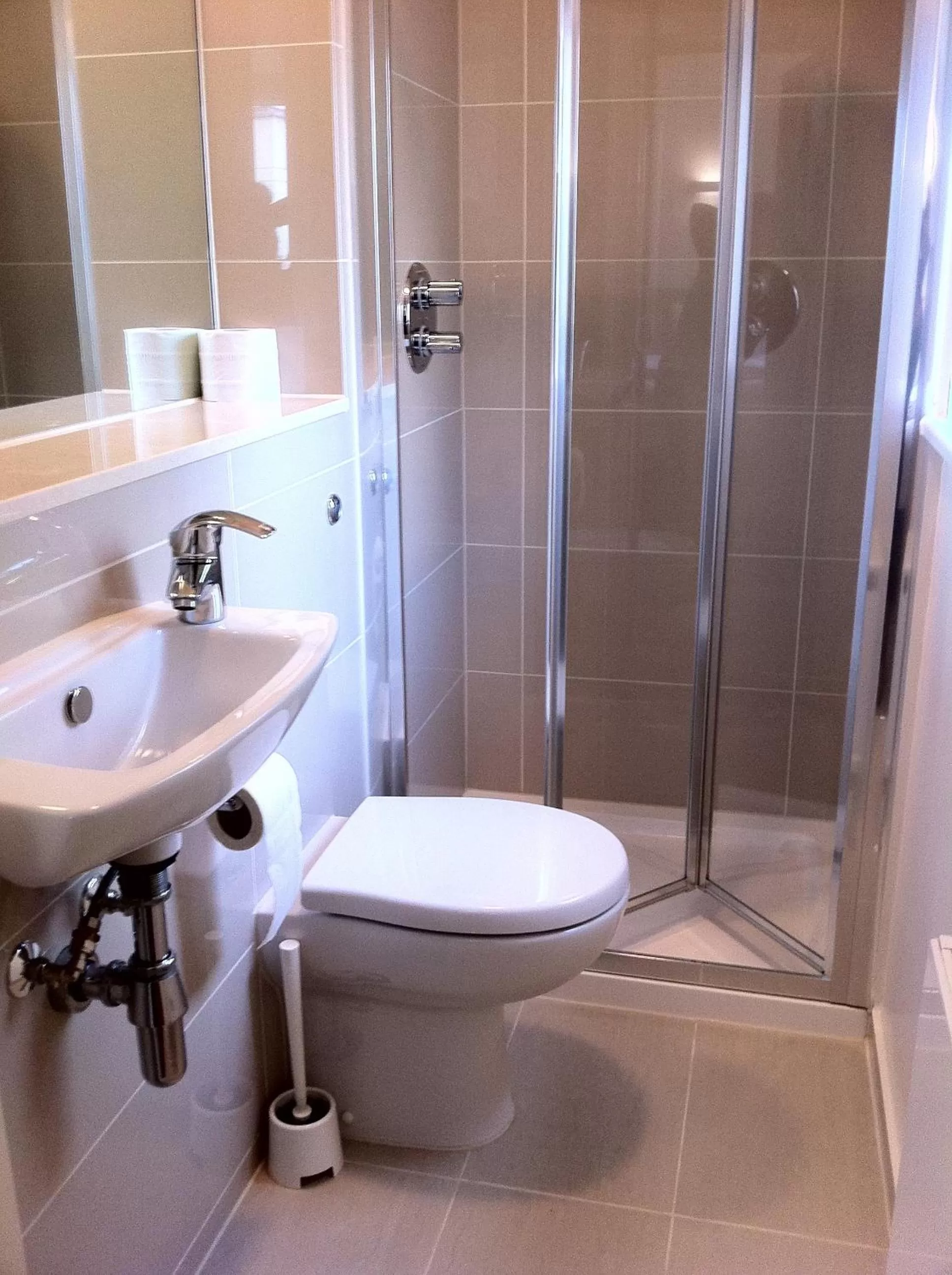 Bathroom in Queens Hotel