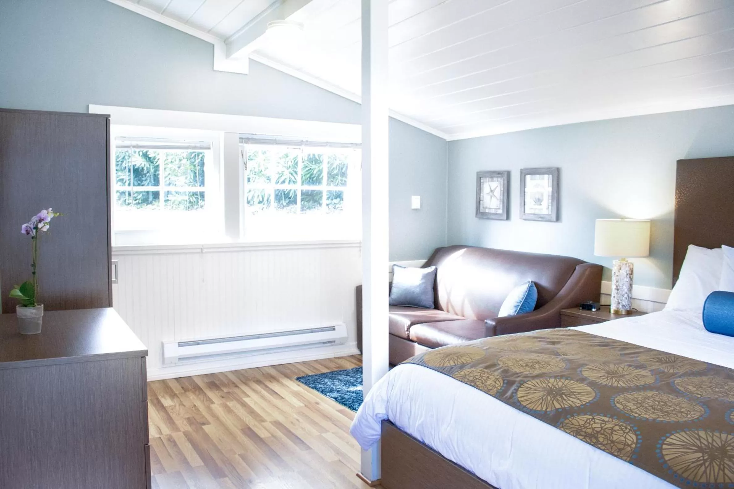 Bedroom, Bed in Ocean Echo Inn & Beach Cottages