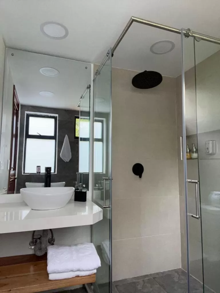 Bathroom in Hotel Chalet El Castillo by Majuva