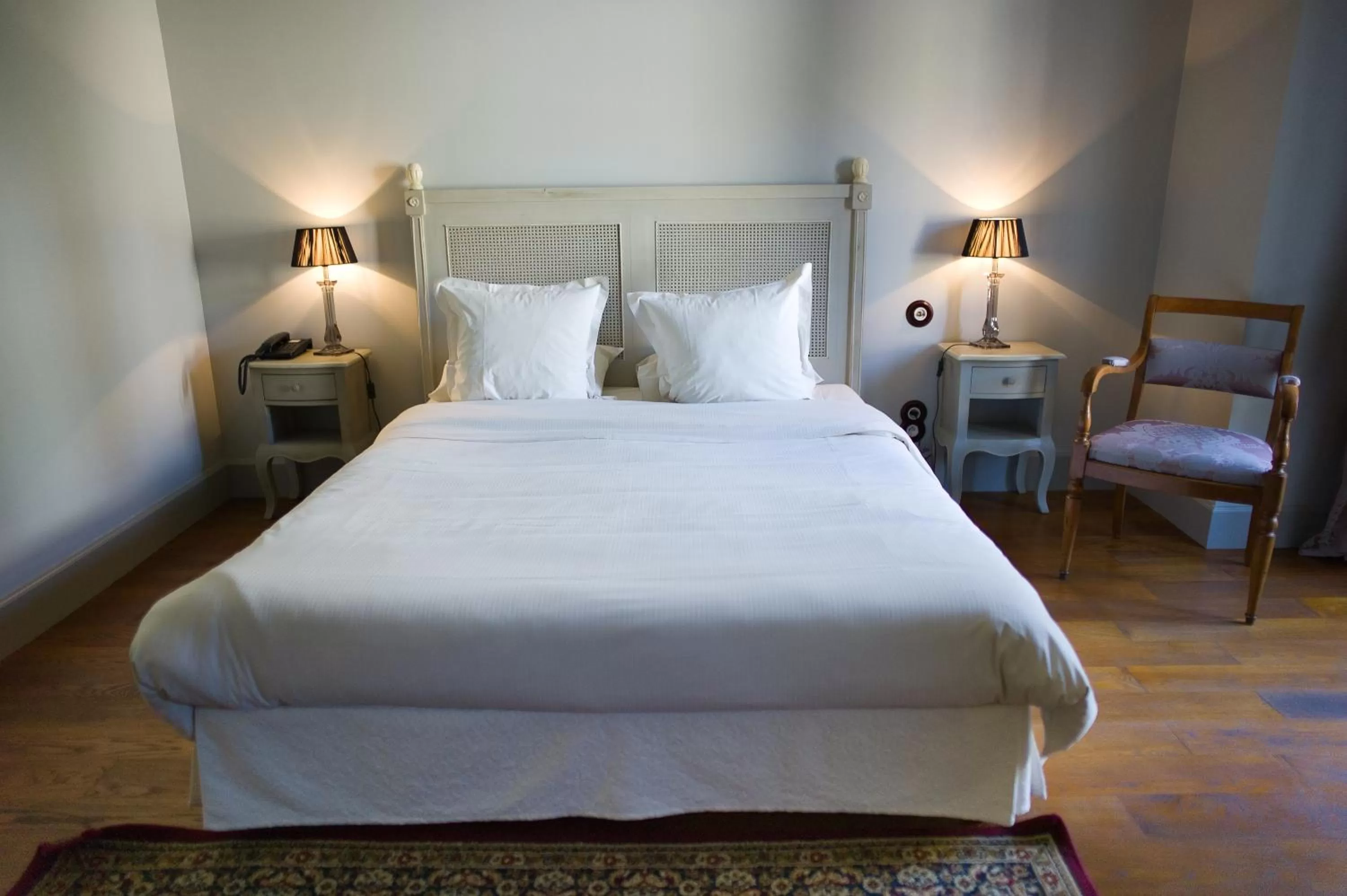 Bedroom, Bed in Hostellerie du Coq d'Or