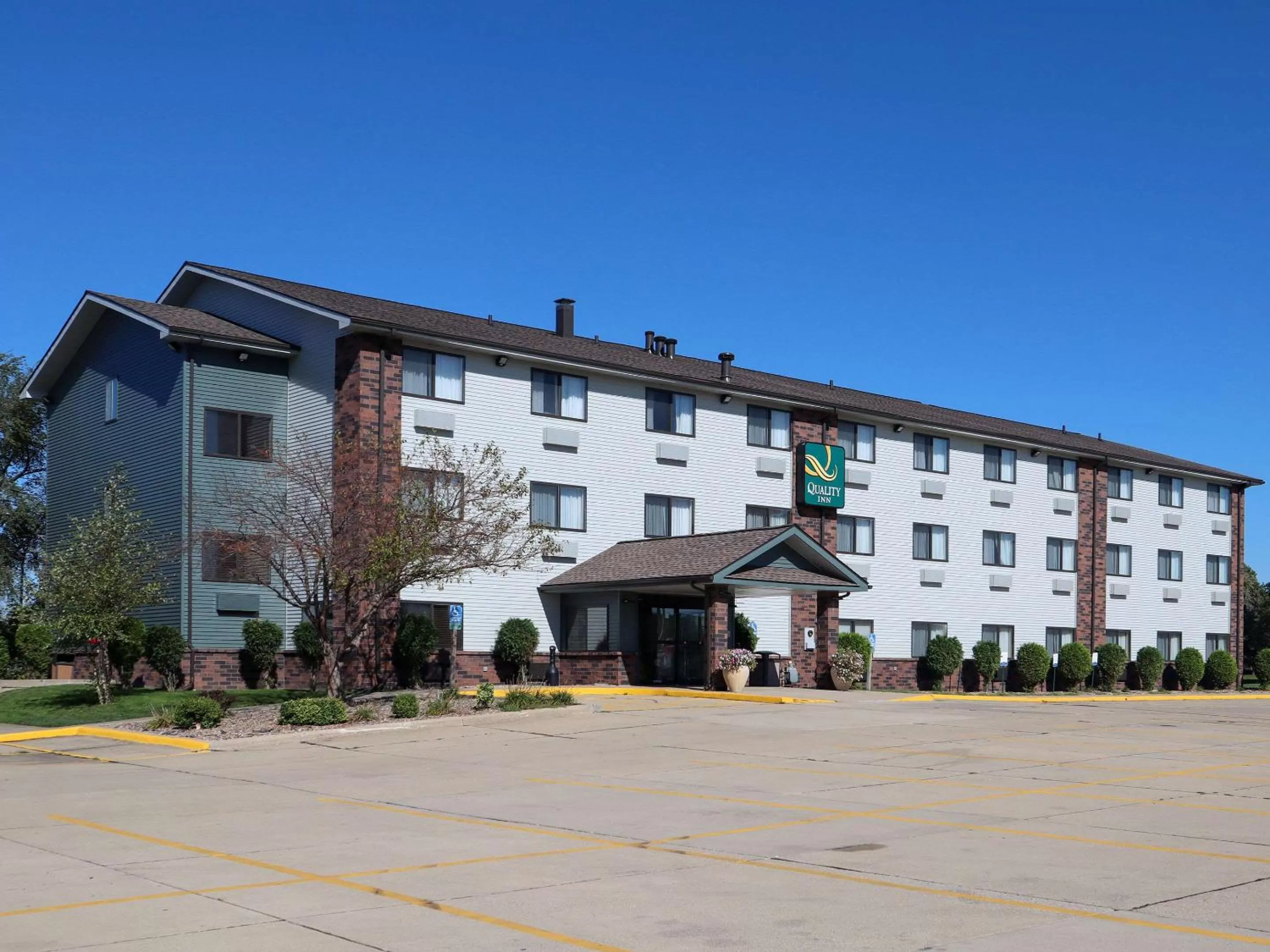 Property building in Quality Inn & Suites Bloomington I-55 and I-74