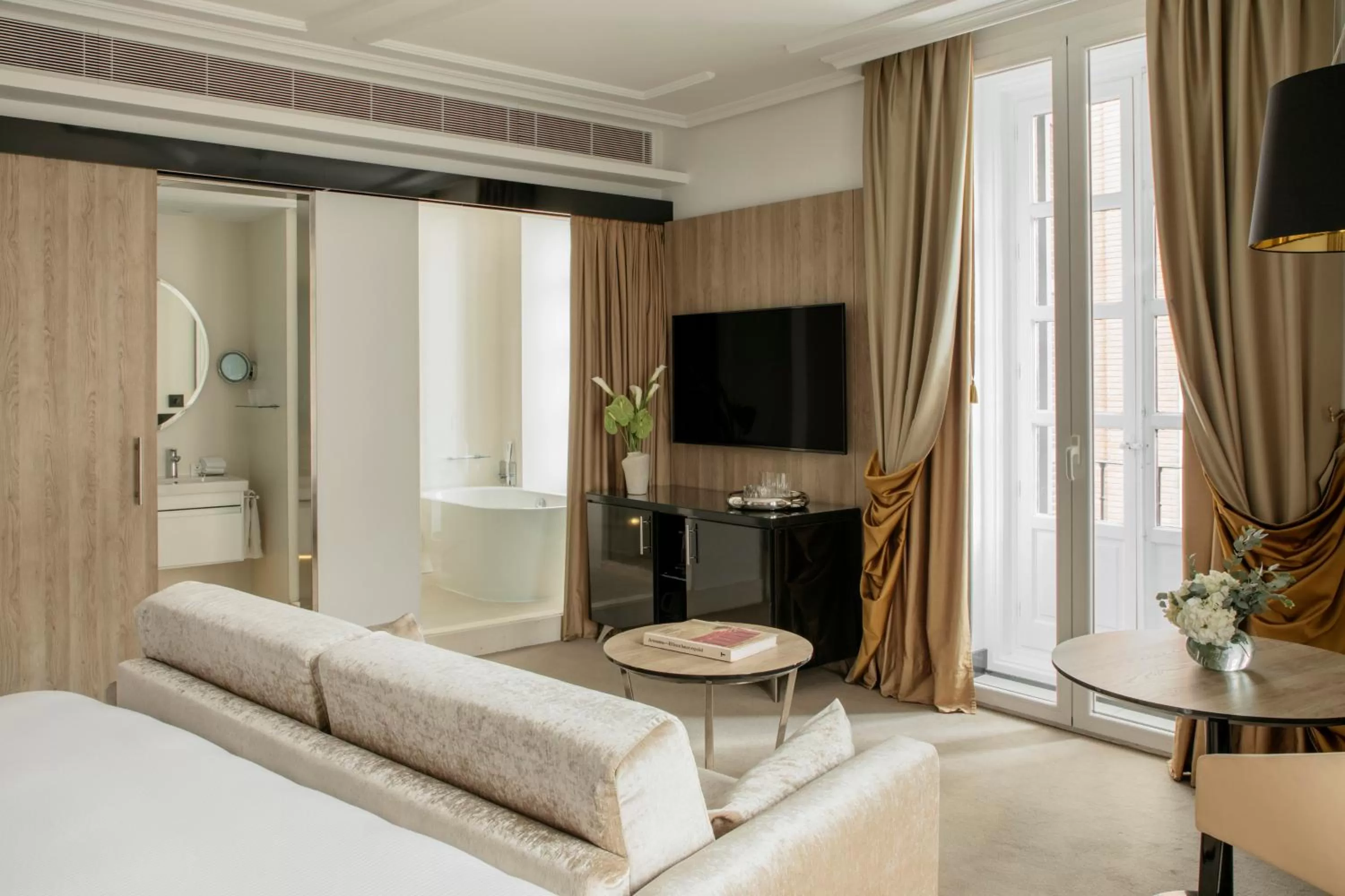 Communal lounge/ TV room, Bed in Palacio de los Duques Gran Meliá - The Leading Hotels of the World