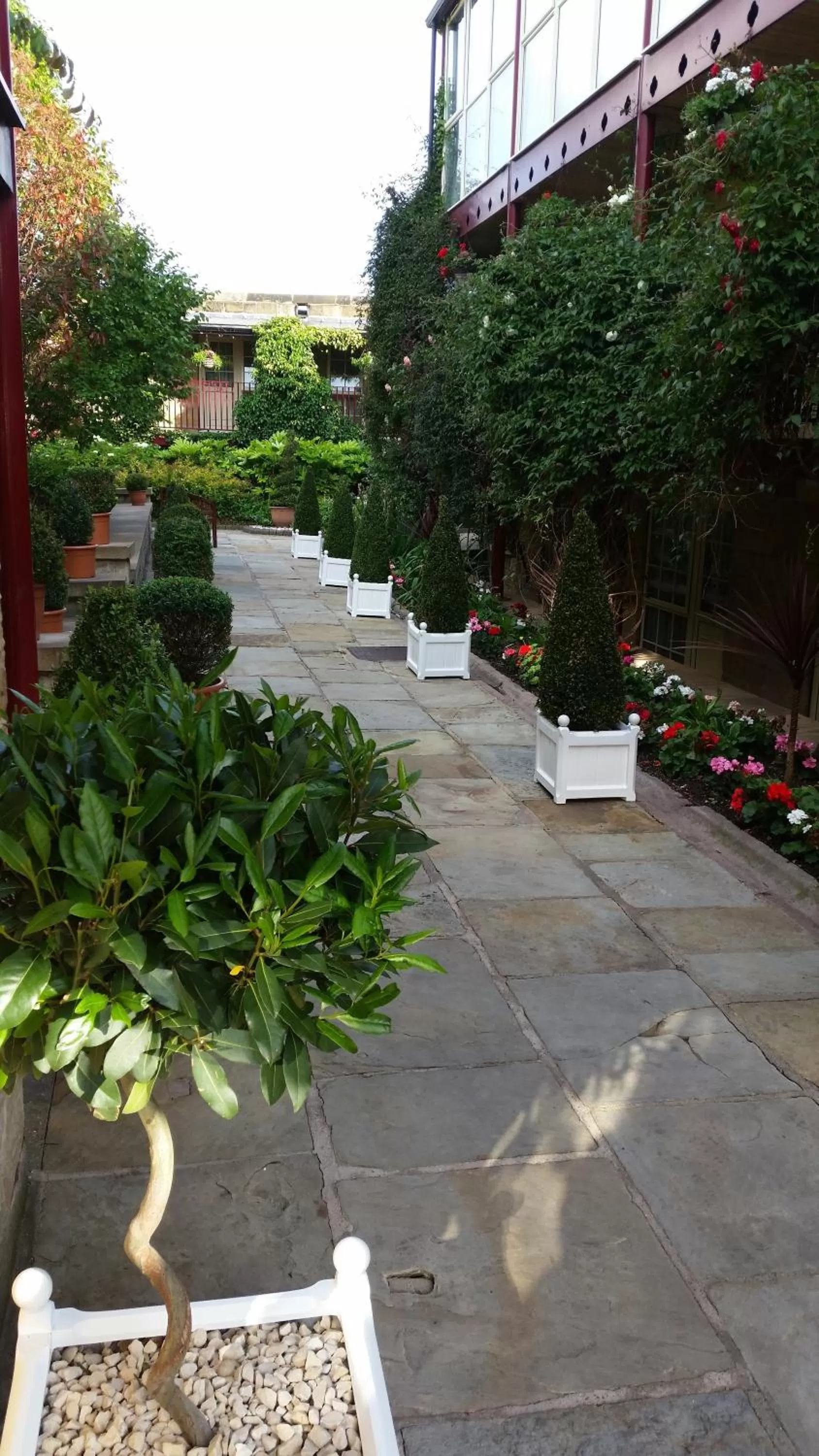 Facade/entrance in Garrison Hotel