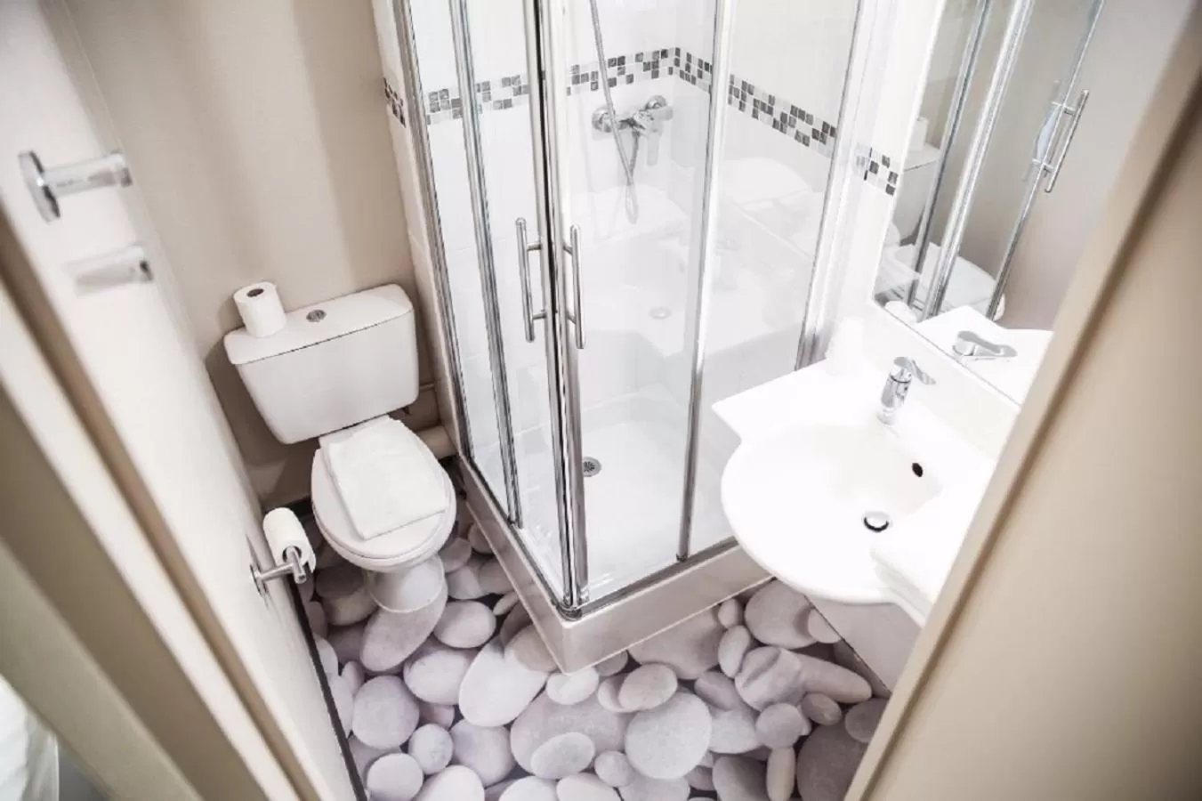 Shower in Hôtel Inn Design Resto Novo Châteaubriant