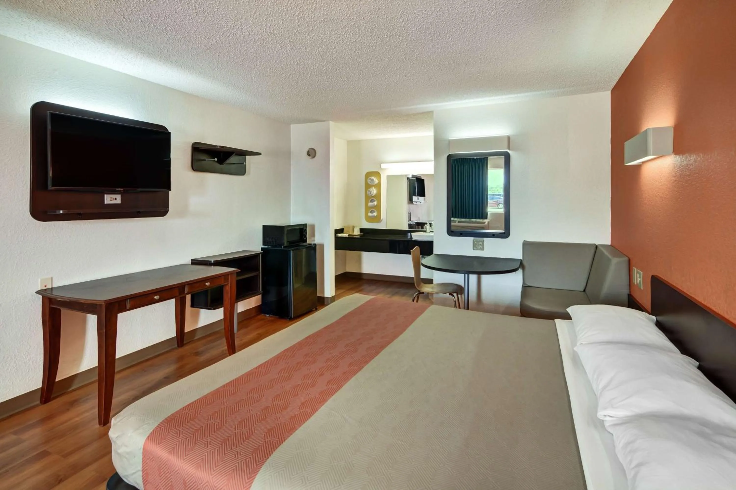 TV and multimedia, Bed in Motel 6-Lindale, TX