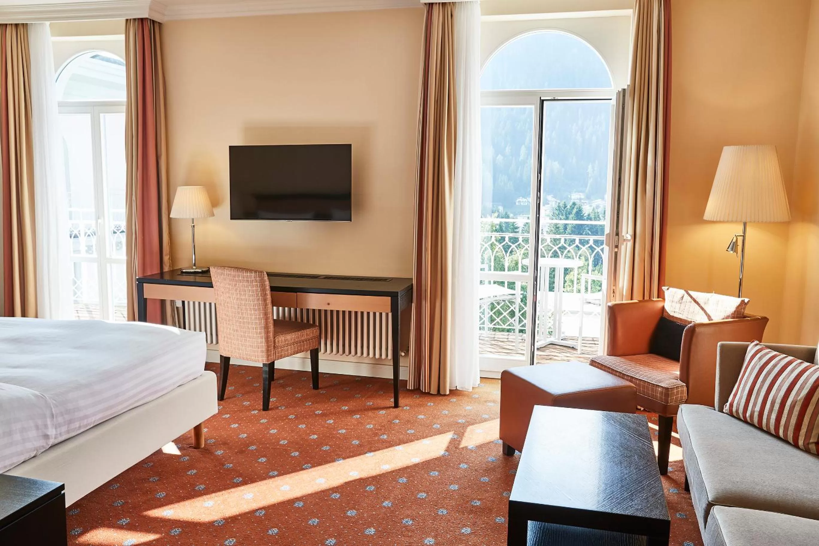 Photo of the whole room, Bed in Steigenberger Icon Grandhotel Belvédère