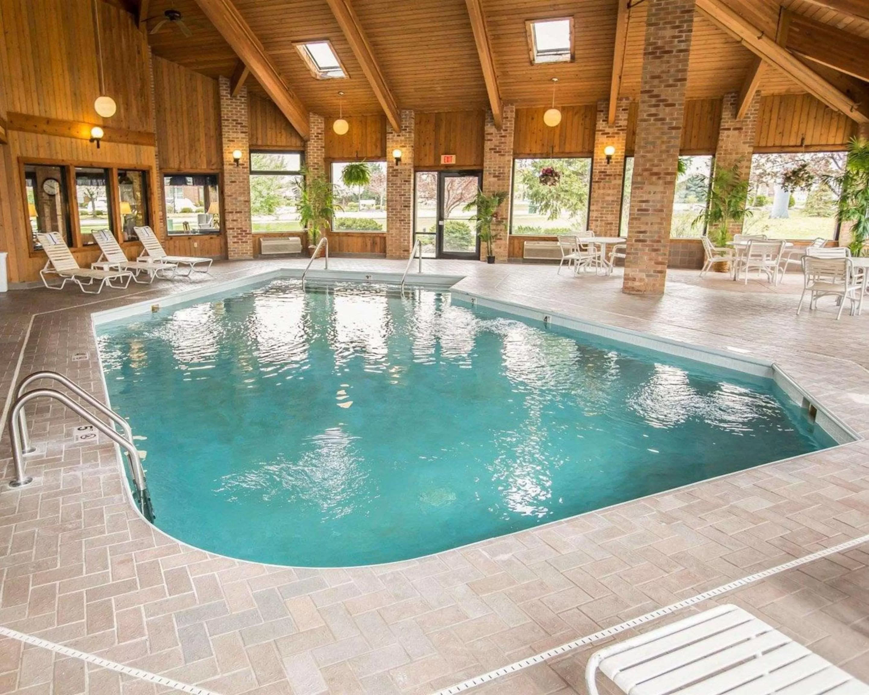 Swimming pool in Quality Inn Dundee