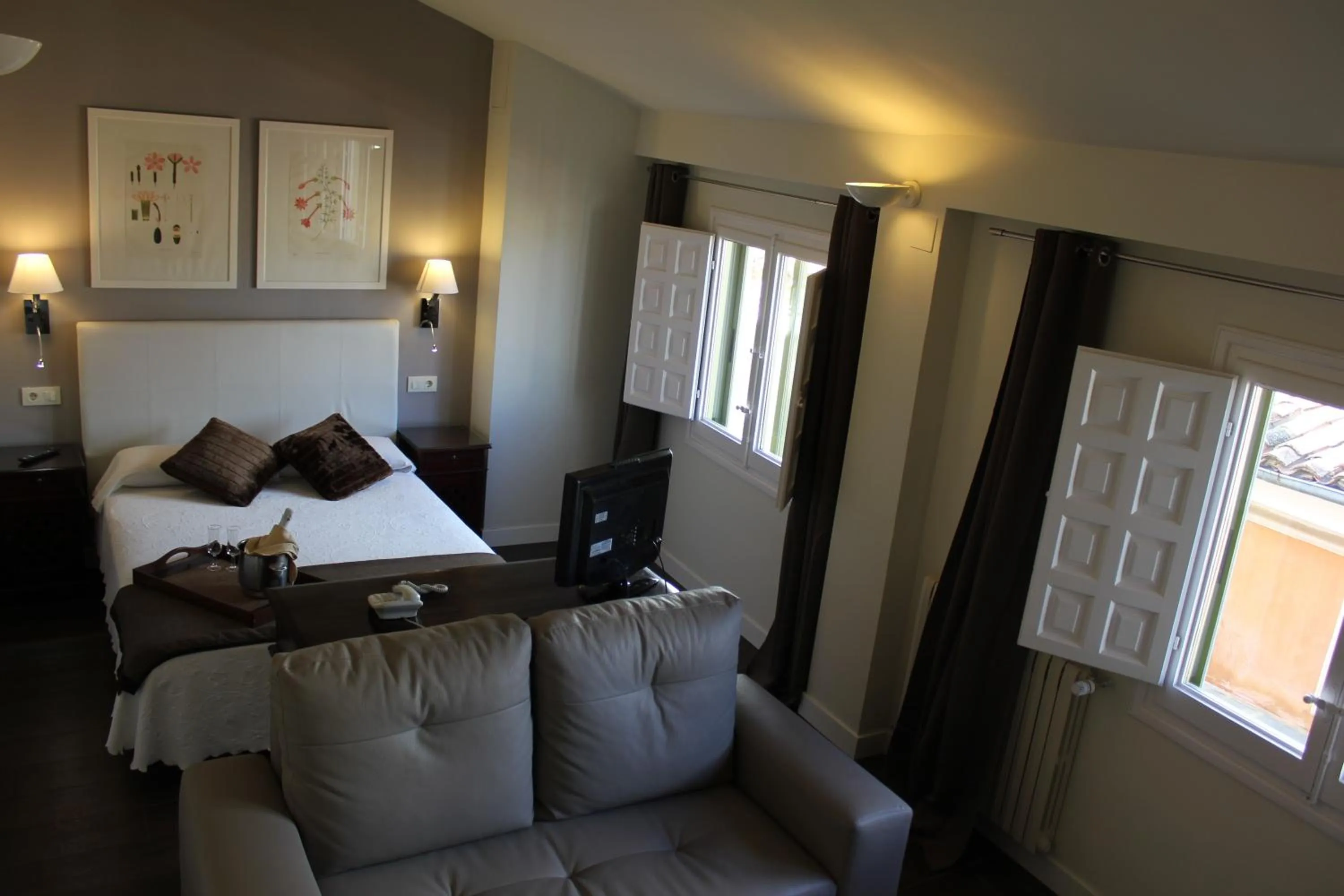 Photo of the whole room, Bed in Hotel Leonor de Aquitania