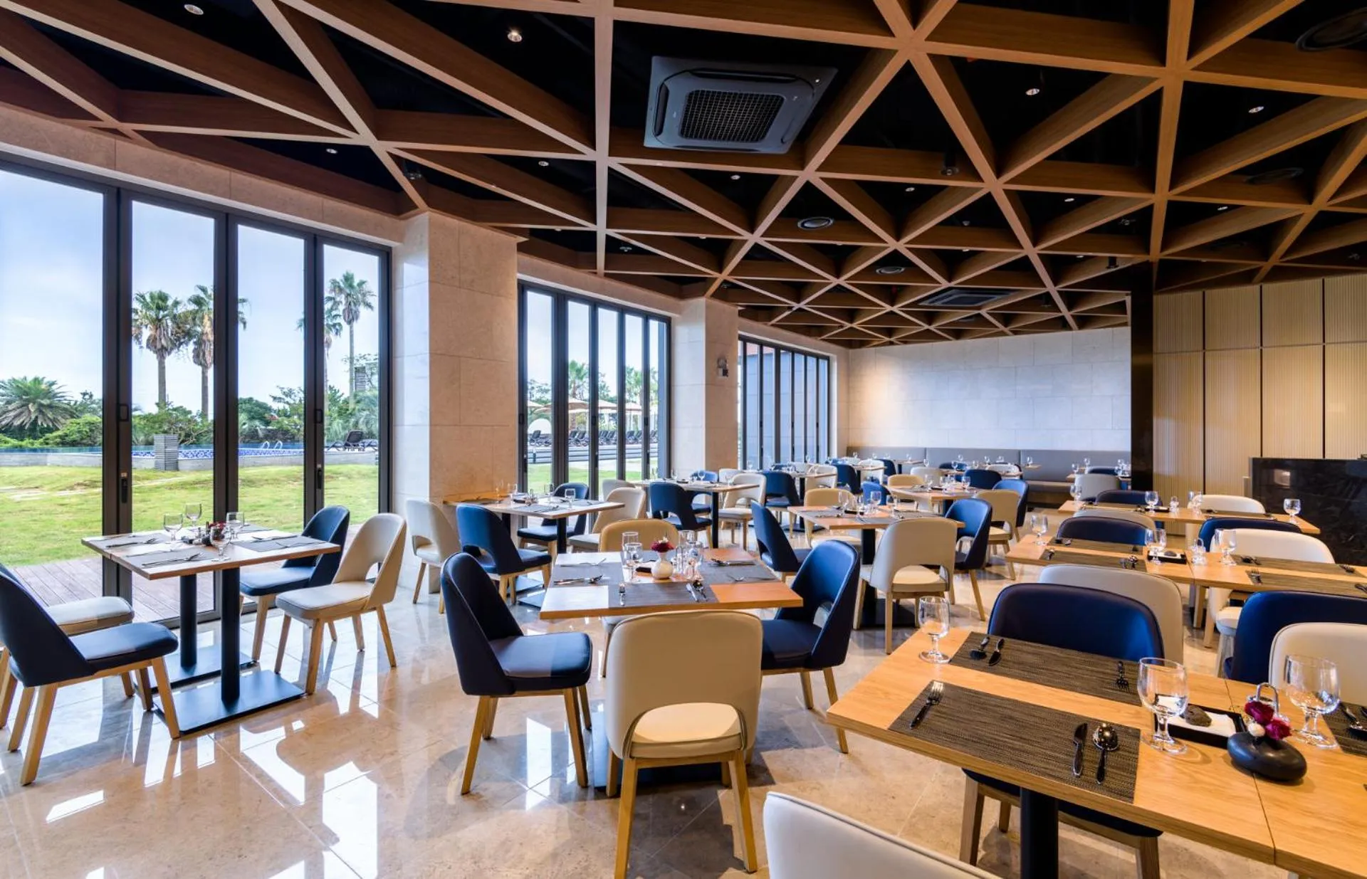 Restaurant/places to eat in The Grand Sumorum