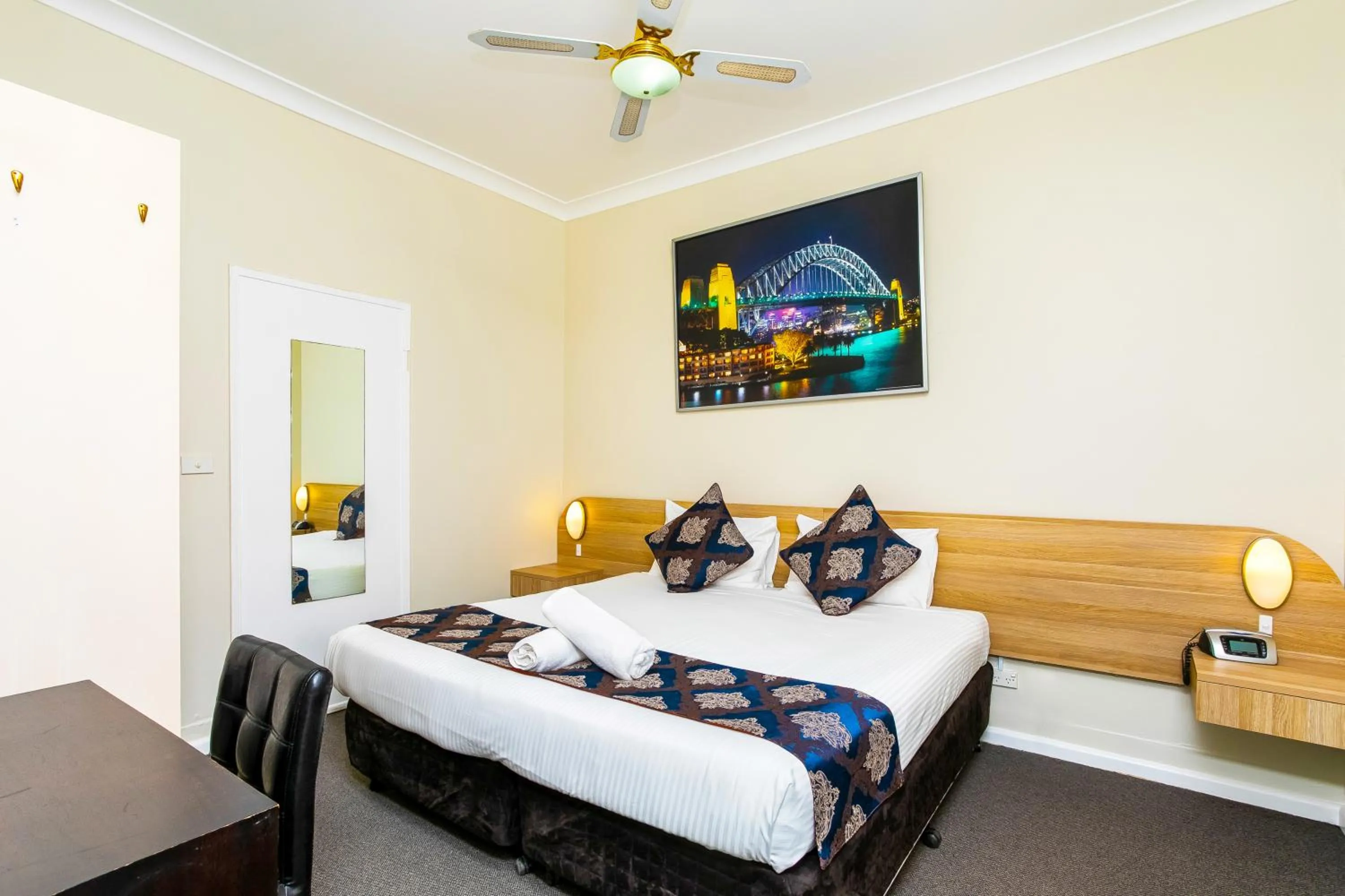 Bedroom, Bed in The North Shore Hotel