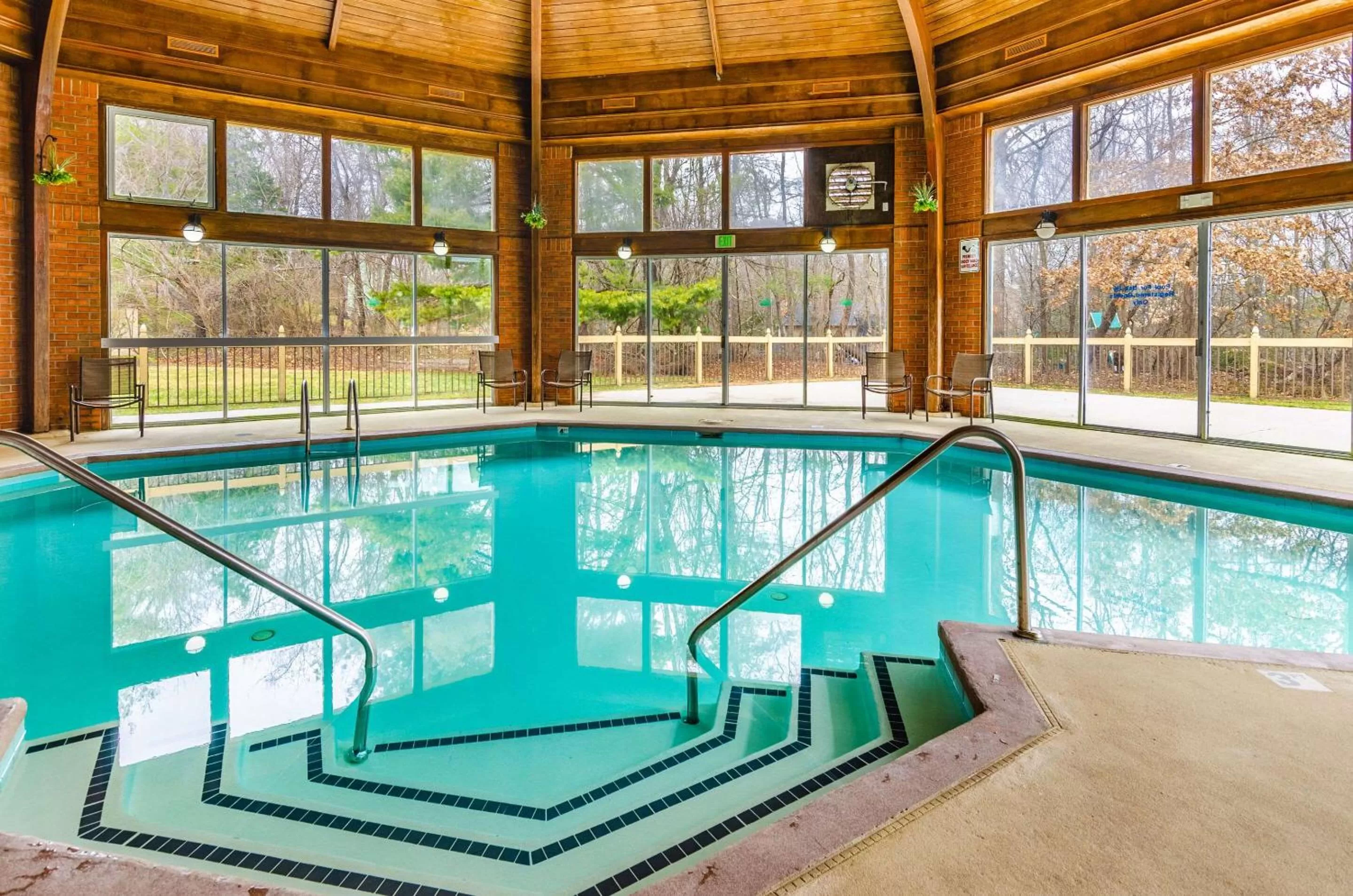 Swimming pool in Quality Inn Radford-West Blacksburg I-81