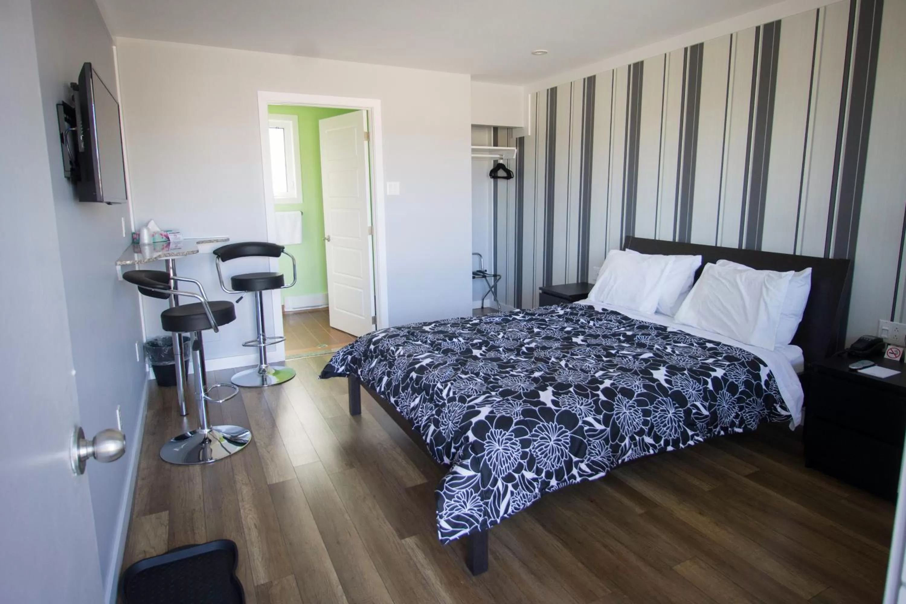 Photo of the whole room, Bed in Auberge St. Jacques