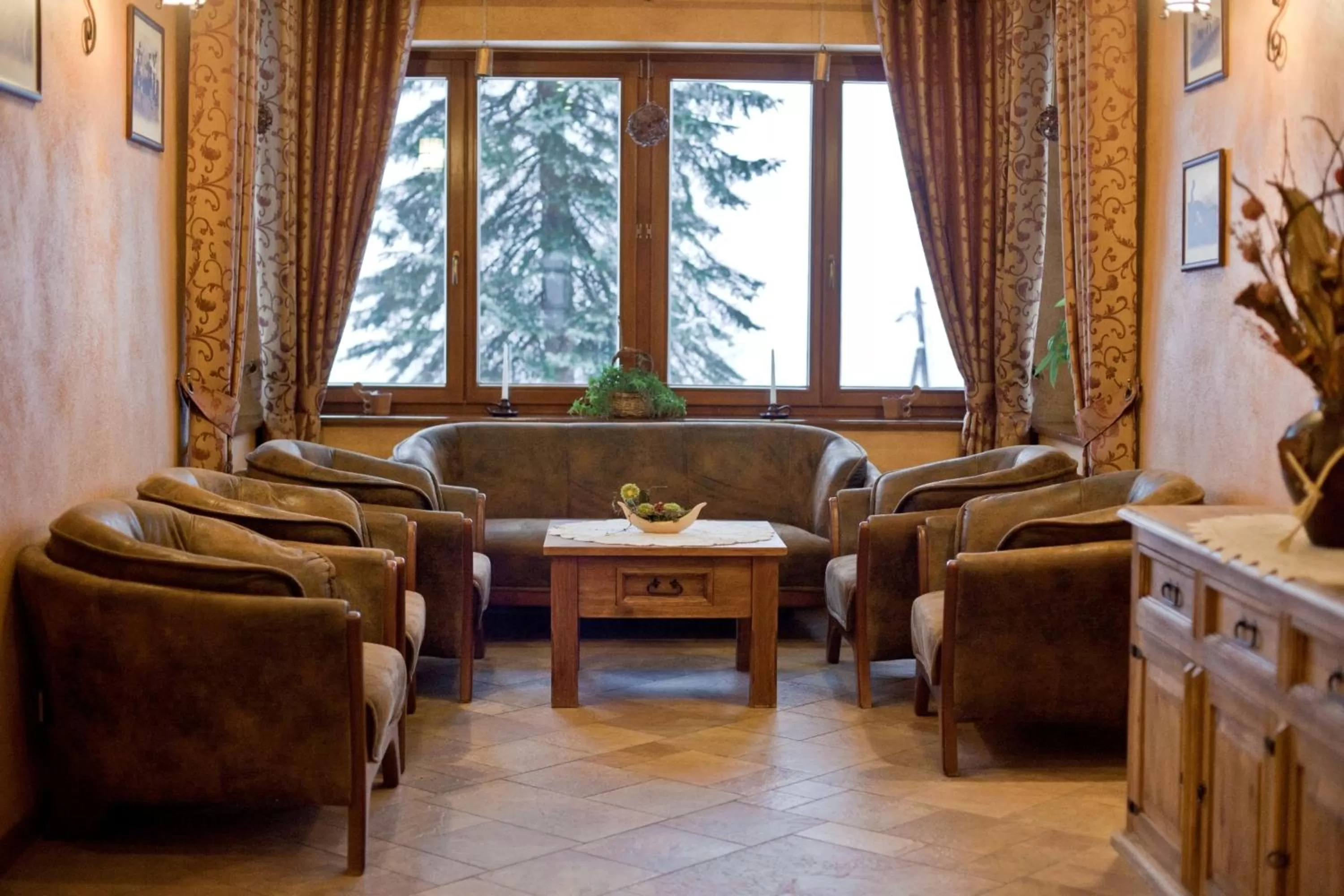 Lobby or reception in Hotel Dwór Karolówka