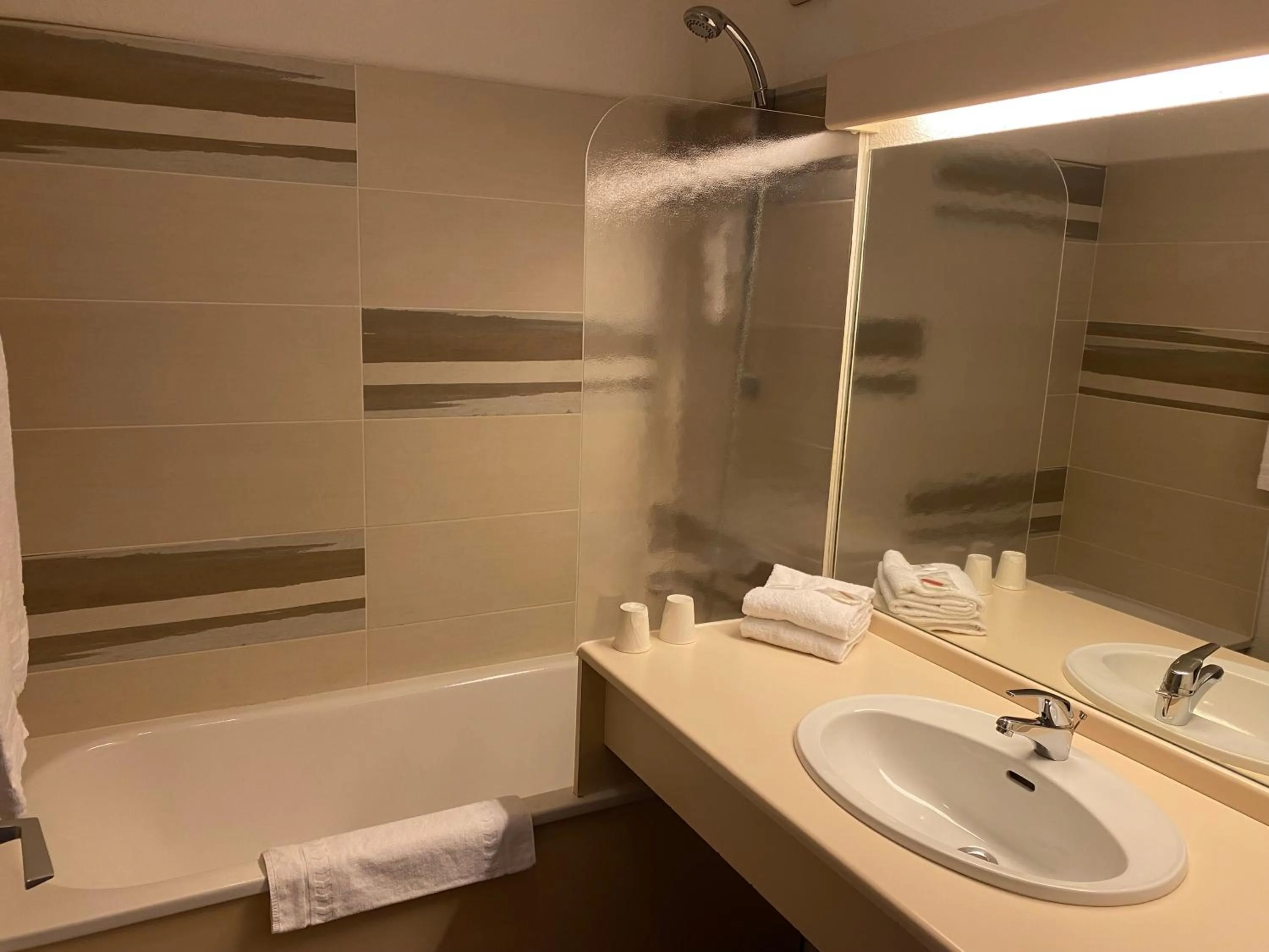 Shower in The Originals Boutique, Hôtel Admiral's, Les Sables-d'Olonne