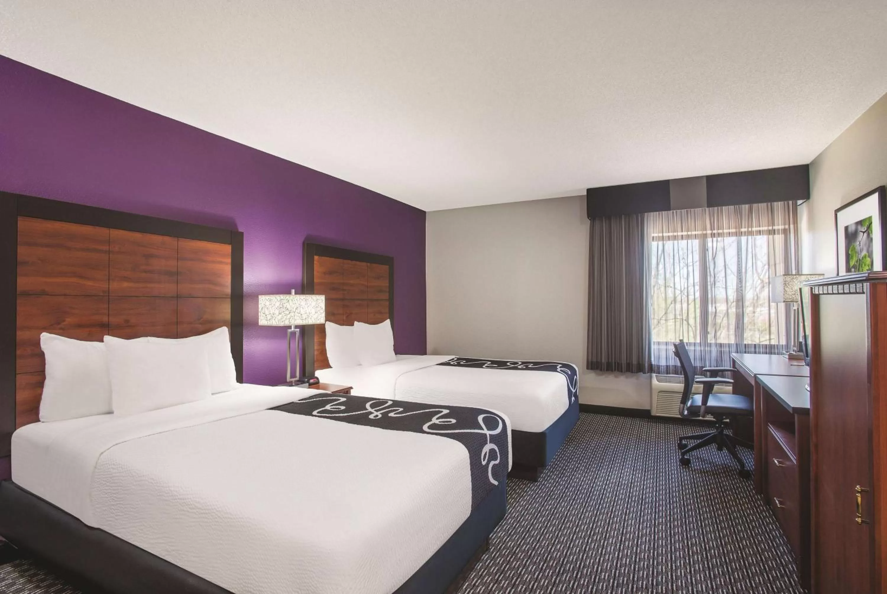 Bed in La Quinta Inn & Suites by Wyndham University Area Chapel Hill
