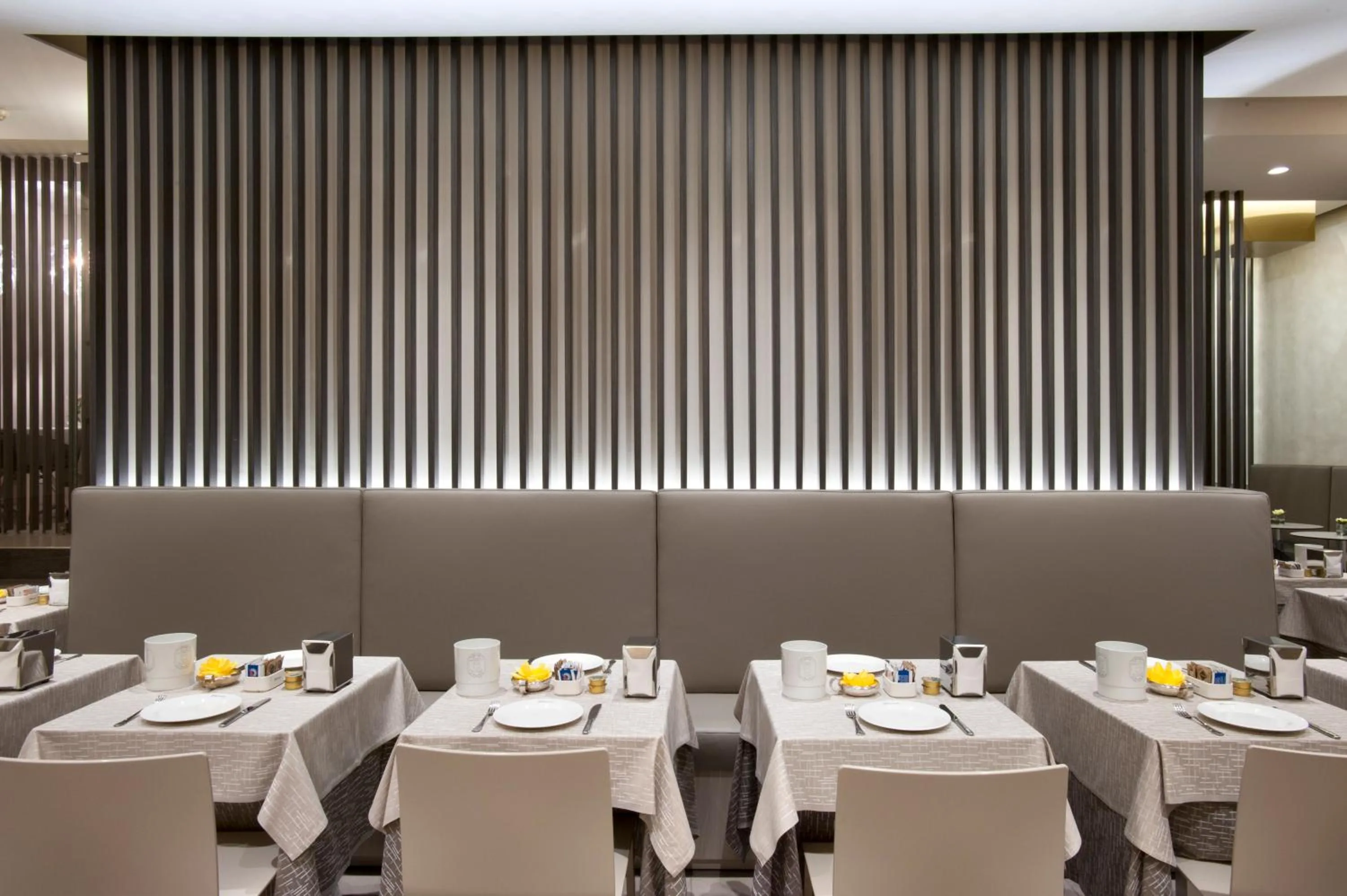 Restaurant/places to eat in Hotel Gamma