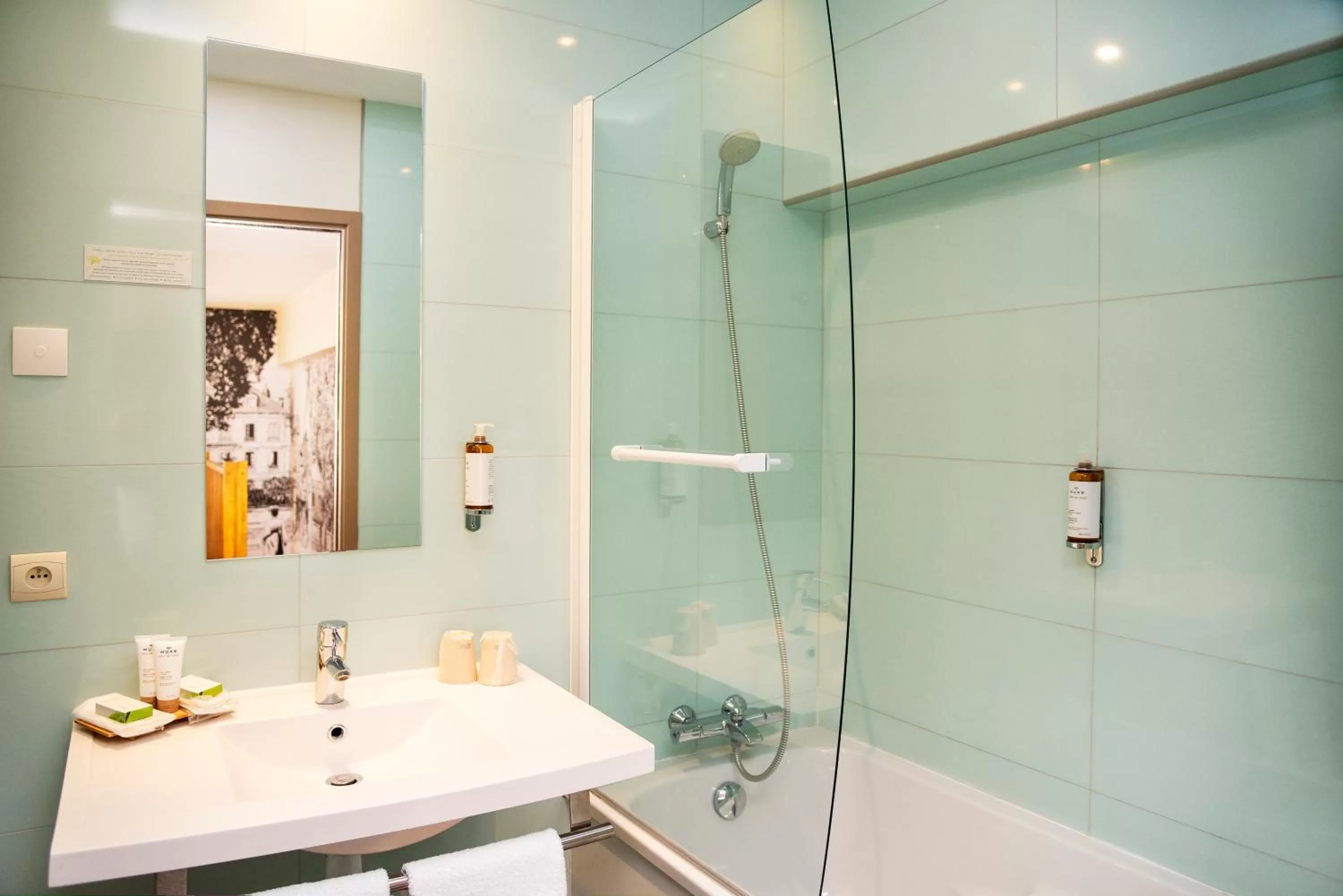 Bathroom in Best Western Plus Hôtel Colbert