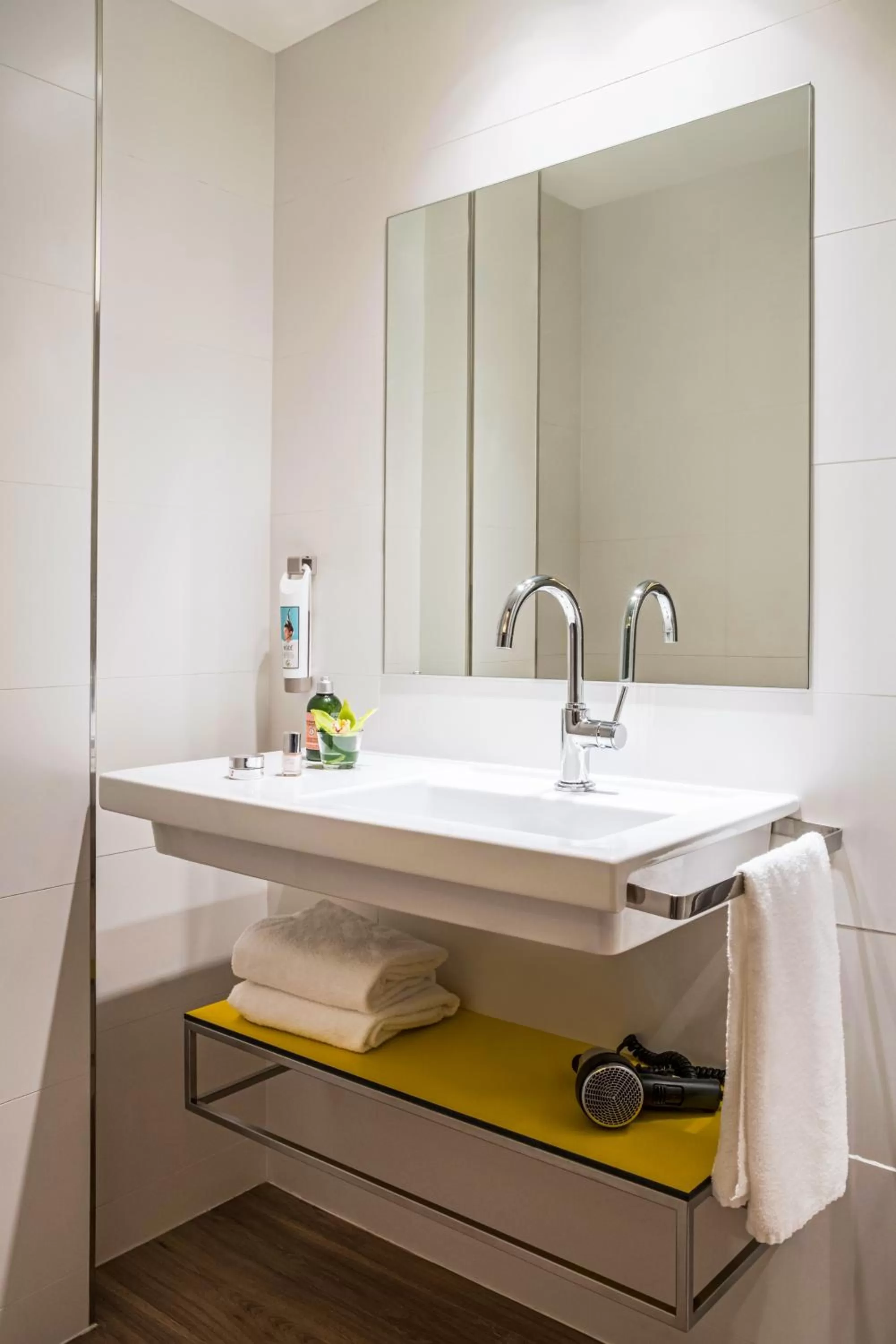 Bathroom in ibis Styles Barcelona Centre