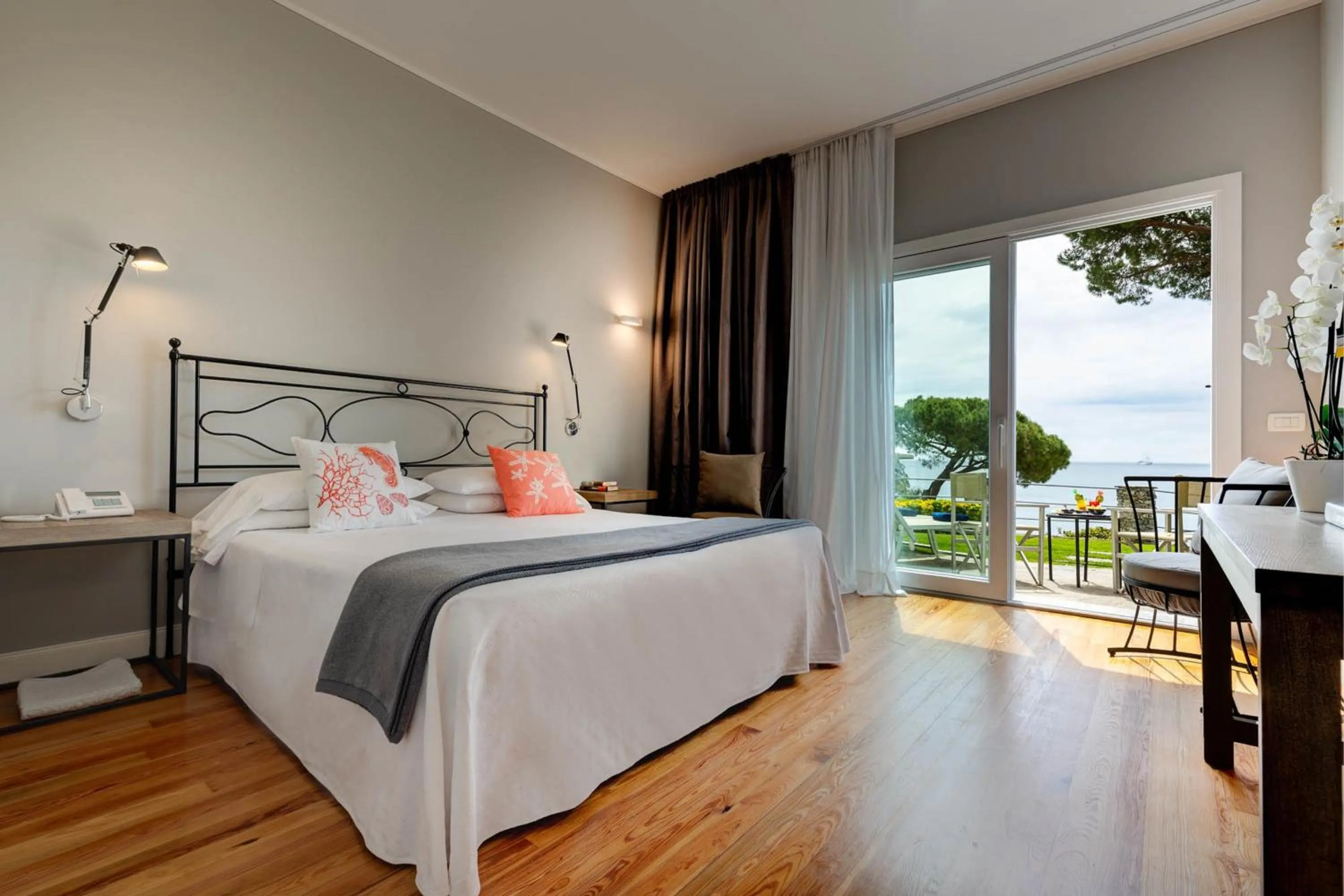 Balcony/Terrace, Bed in Hotel Continental