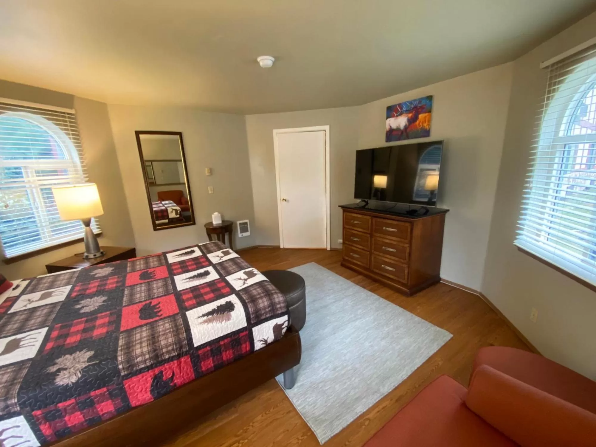 TV/Entertainment Center in Packwood Lodge & Cabins