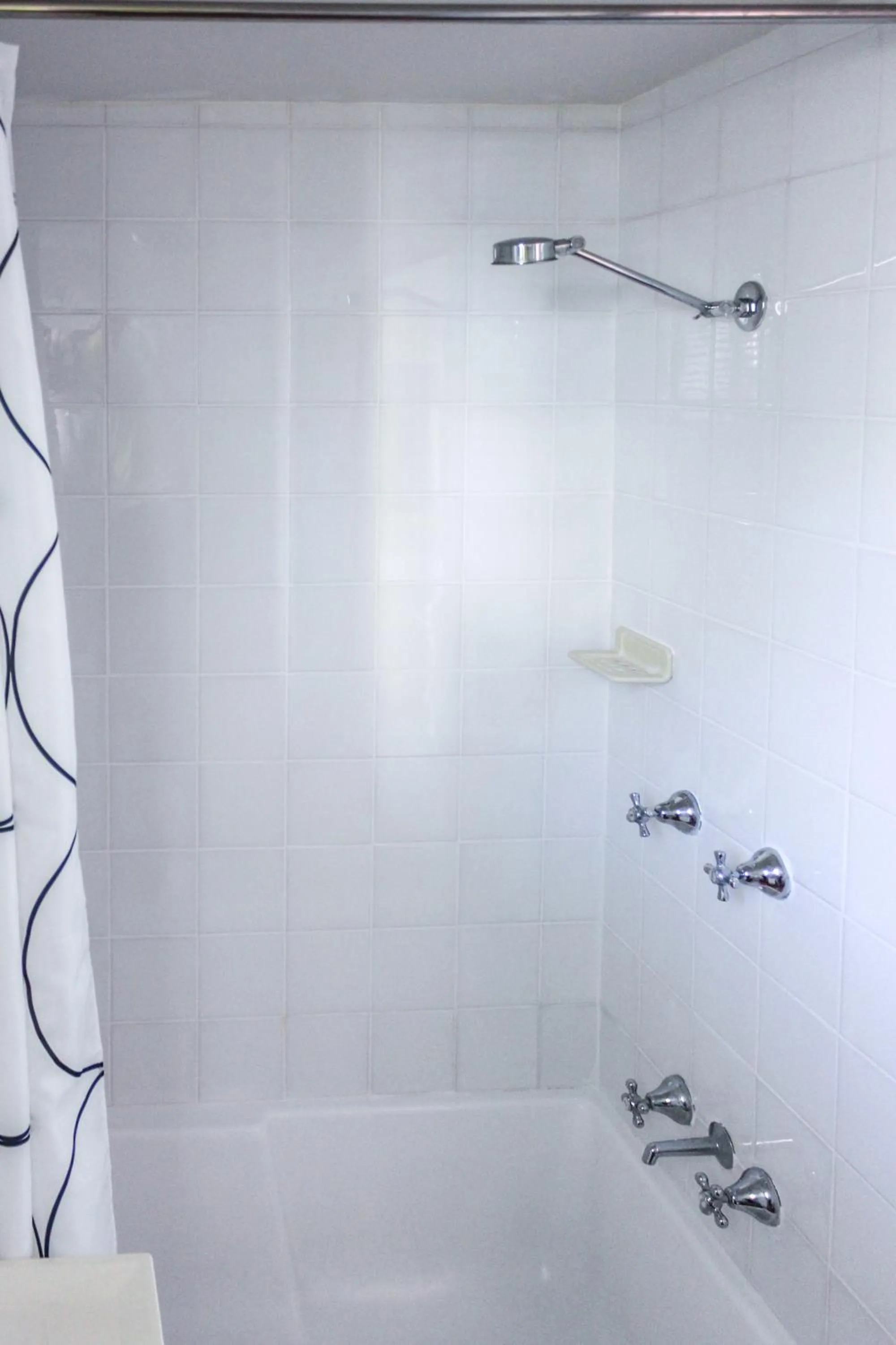 Shower in Toowong Central Motel Apartments