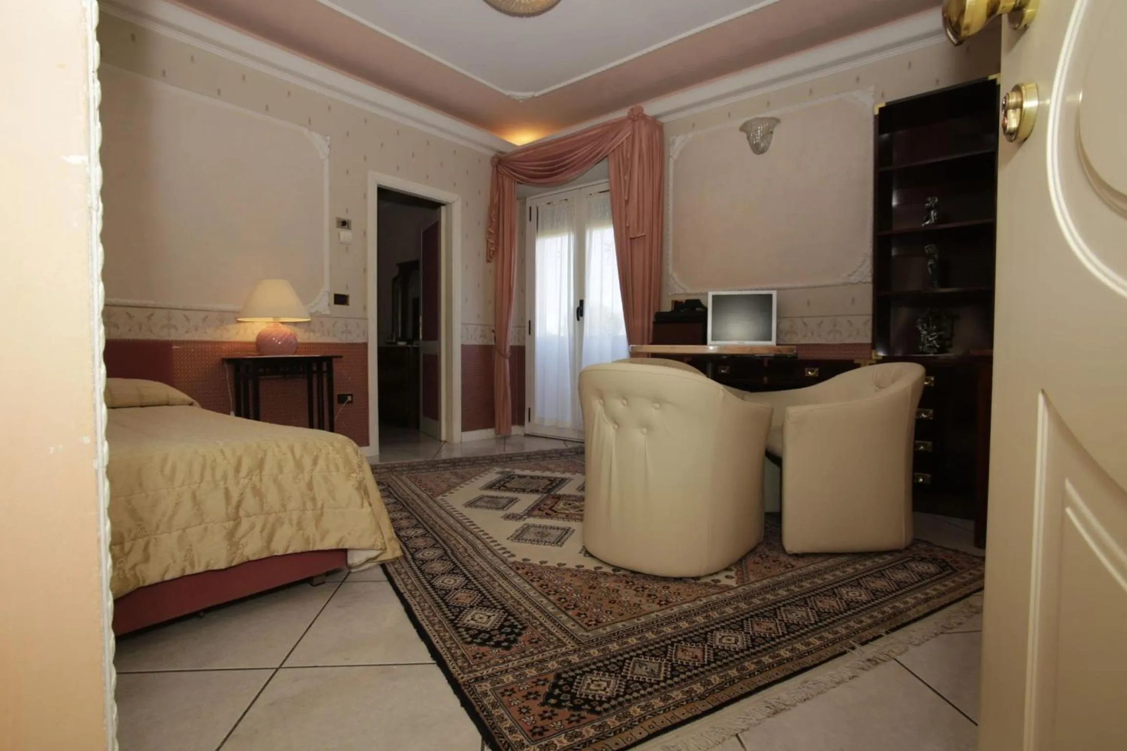 Decorative detail, Bed in Hotel Vienna Ostenda e Ristorante il Danubio